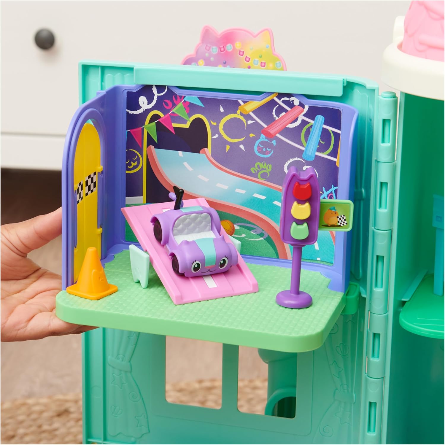 Detalle de Gabby et la Maison Magique – Pièce La Salle De Jeu Chabriolette (1 figurine + accessoires) – Jouet Gabby Dollhouse