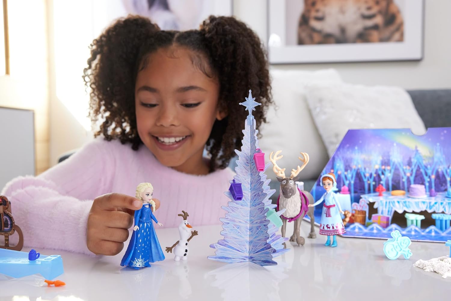 Thumbnail 1 de Mattel Disney Die Eiskönigin Kleine Anna- und Elsa-Puppen Adventskalender (24 Überraschungen) mit Olaf & Sven, formbarem Sand