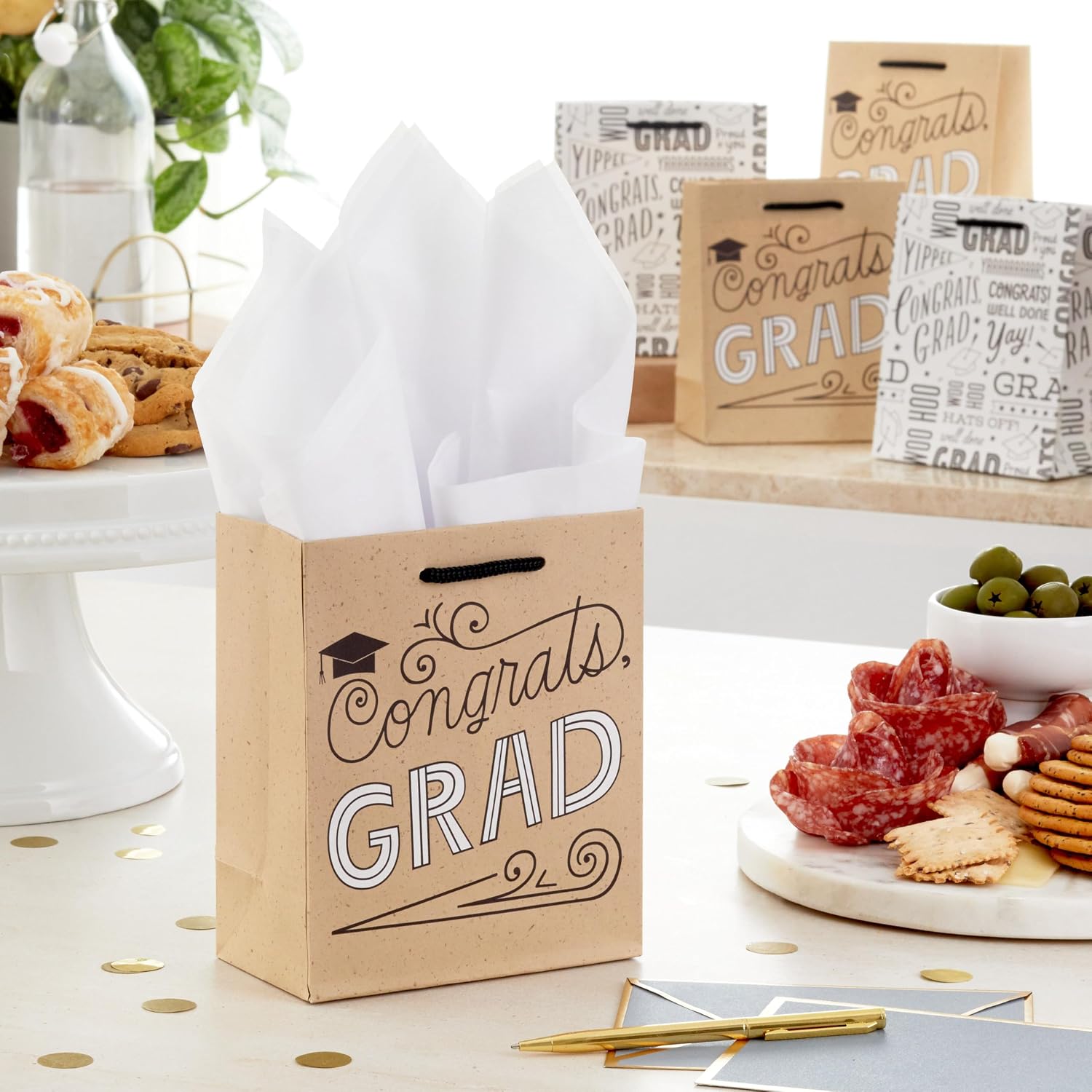 Detalle 2 de Hallmark Graduation Gift Bags, 8-Pack