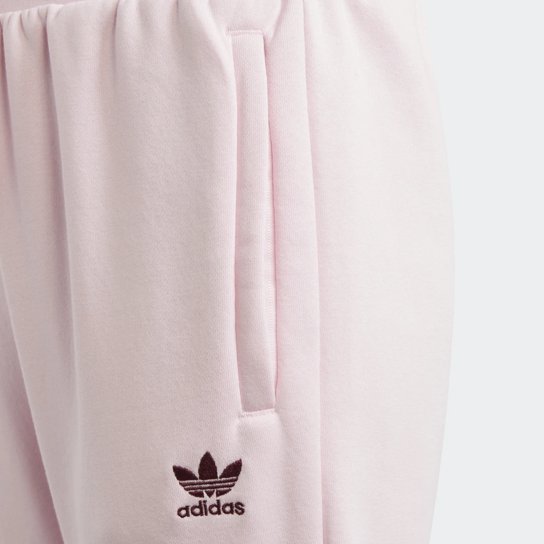 Detalle 2 de Pantalón Adicolor Rosa de Adidas: comodidad y estilo urbano para el día a día