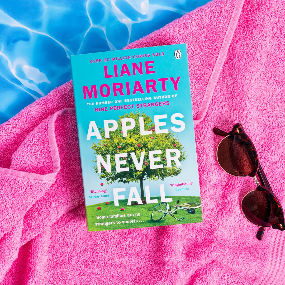 Detalle de Apples Never Fall – roman från Penguin Books Ltd, kopplad till tv-serien