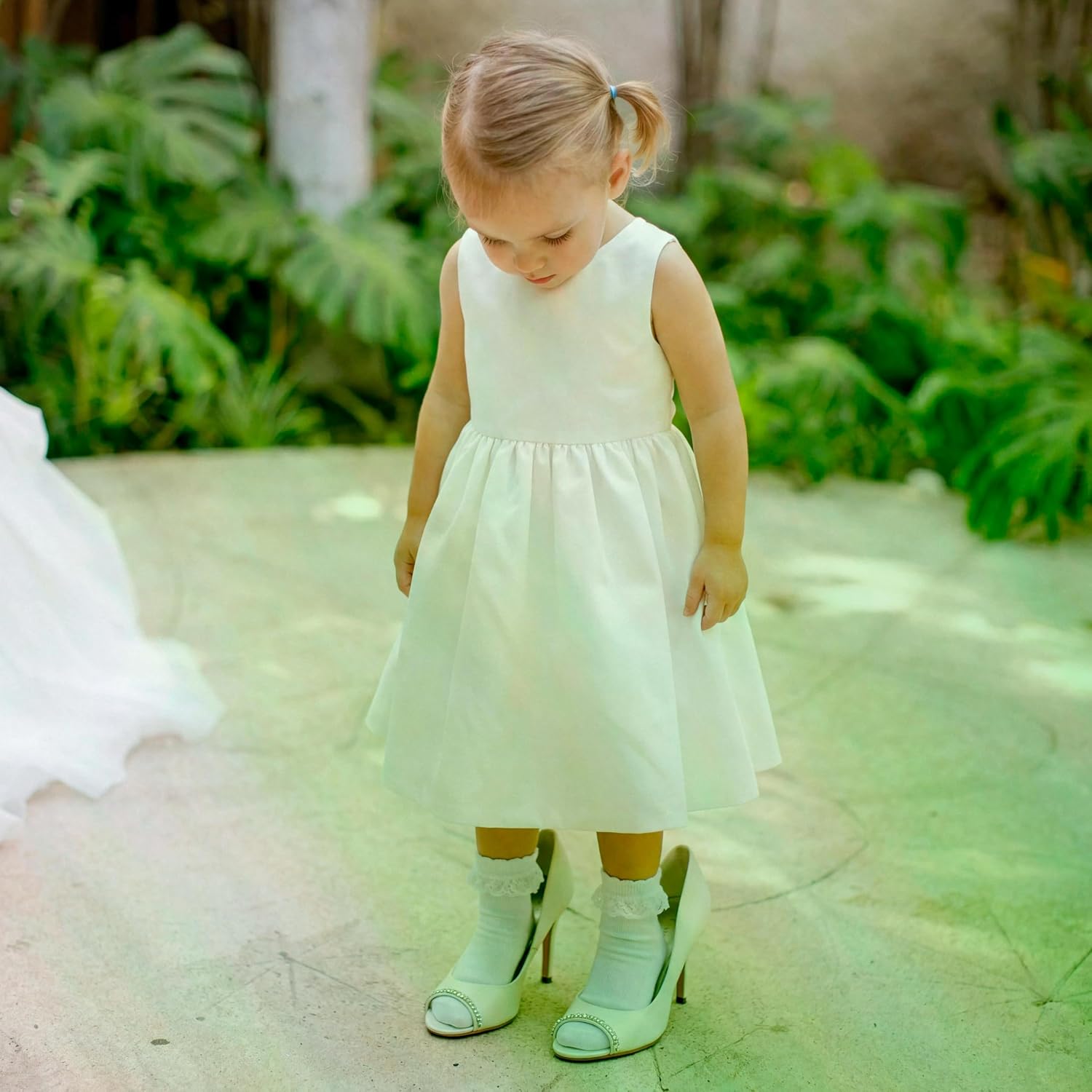 Detalle de FALKE Kids Romantic Lace Socks: Breathable Cotton Luxury for Festive Occasions