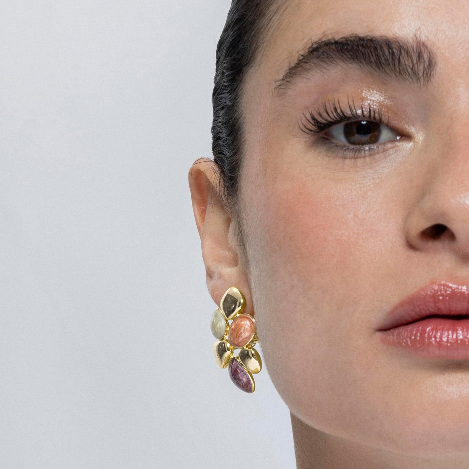 Detalle 2 de LUXENTER Niro Ohrringe aus Kunstharz in Orange mit 18 Karat Gelbgold-Optik – Unikat