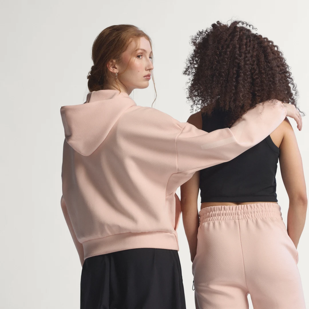 Detalle 2 de Chaqueta con capucha adidas Z.N.E. en rosa