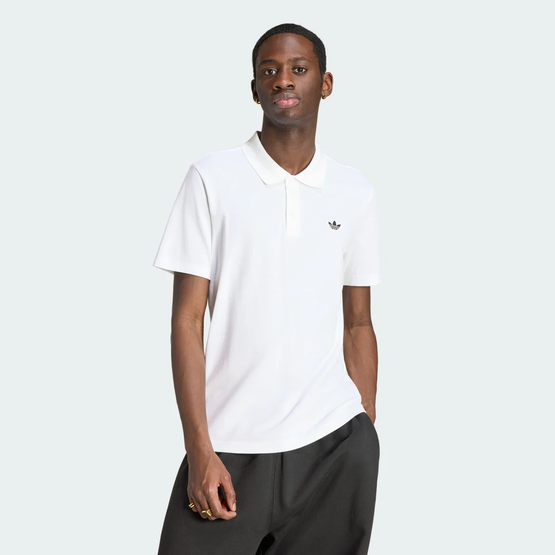 Detalle de POLO TREFOIL ESSENTIALS de Adidas — polo blanco, versatilidad diaria para otras ocasiones