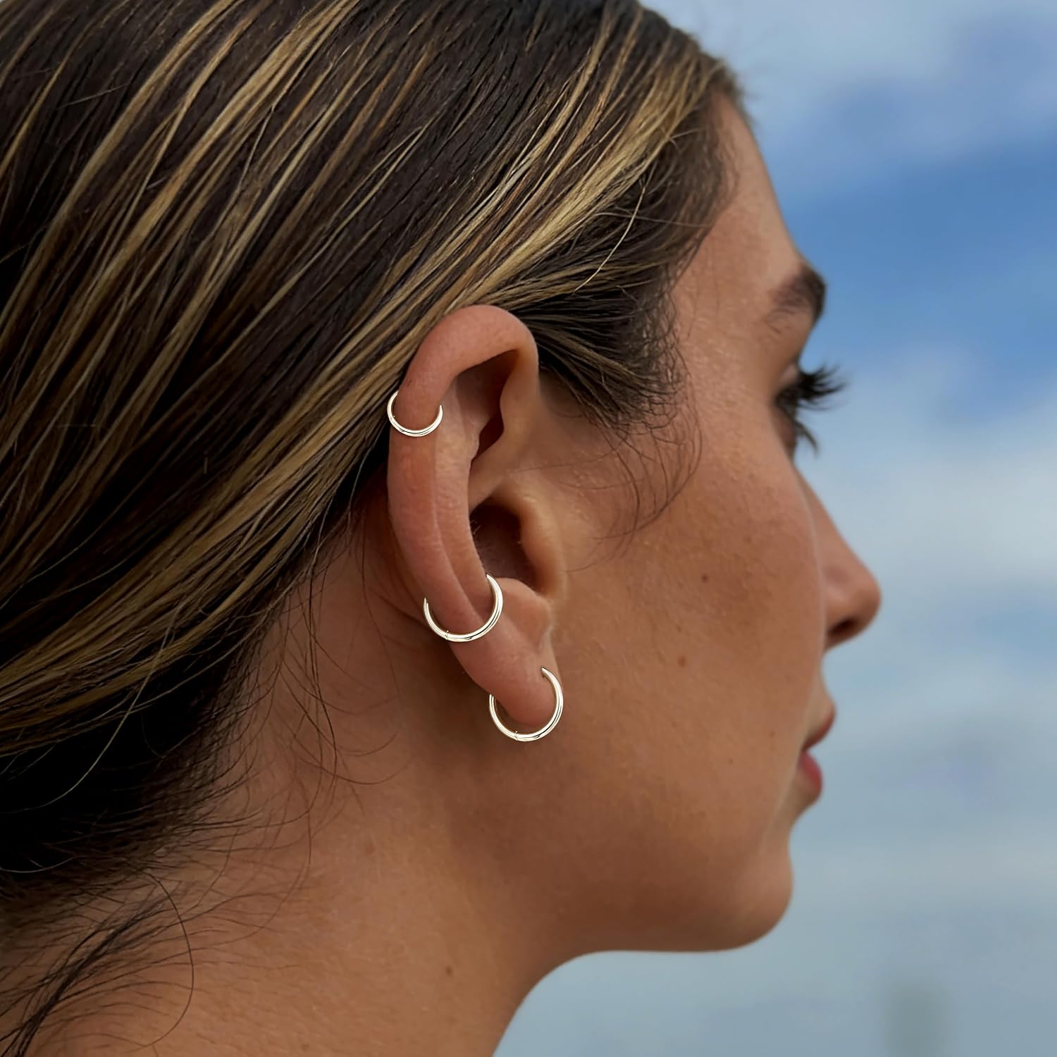 Detalle de Gokeey 316L stainless steel hoop earrings