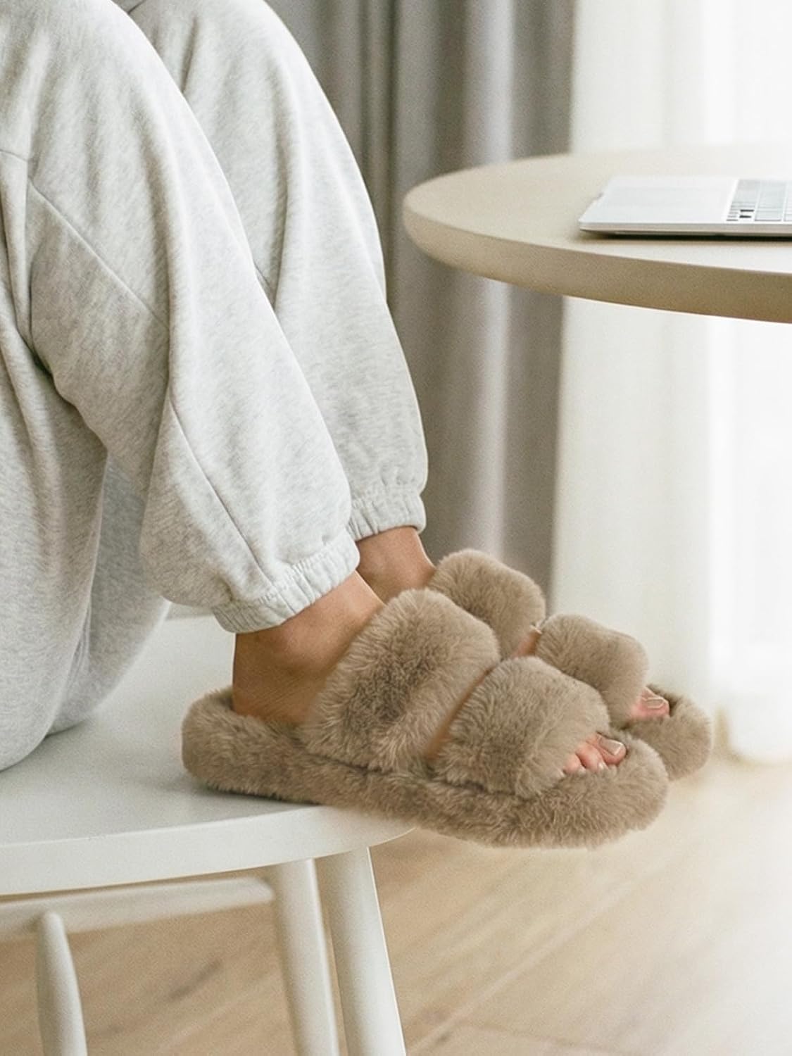 Detalle 2 de FamilyFairy Women's Two-Band Faux-Fur Slippers, Open Toe, Memory Foam, Rubber Sole