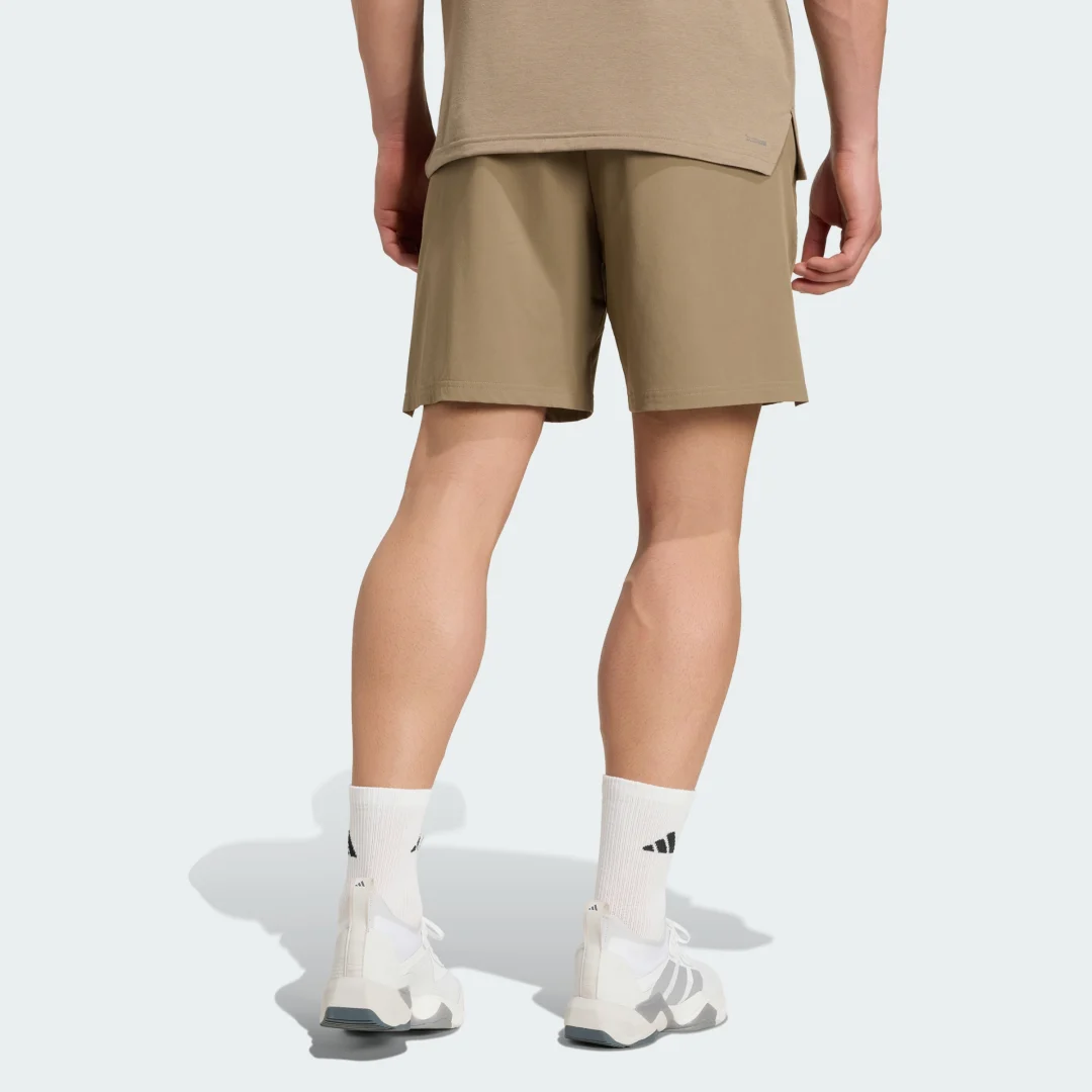 Detalle de Pantalón corto Designed for Training Workout de Adidas – Beige para entrenar con comodidad
