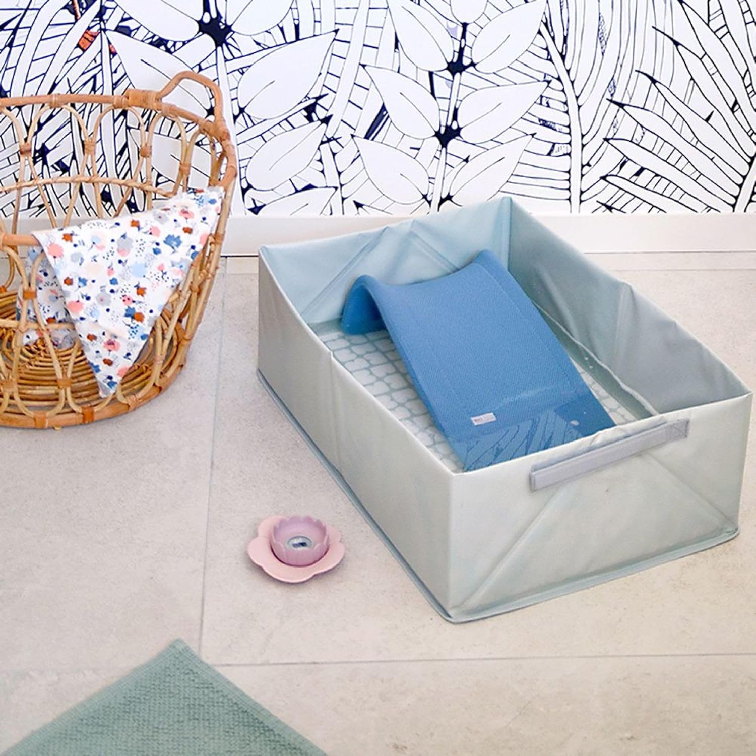 Detalle de BÉABA Vasca da bagno pieghevole Camélé'o blu: compatta, pratica e versatile