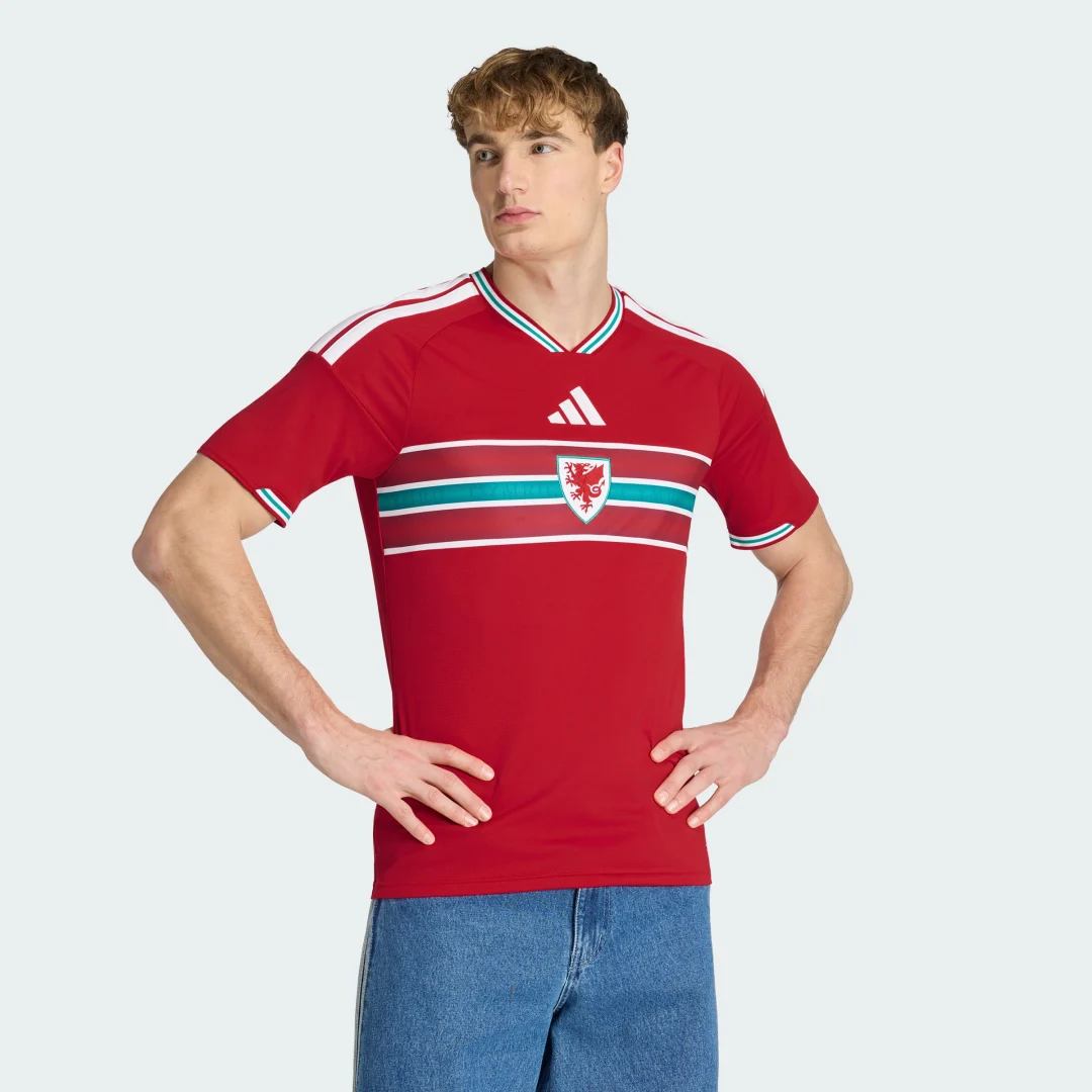 Detalle de Camiseta primera equipación Gales 26 de Adidas: color Rojo, estilo y comodidad para aficionados