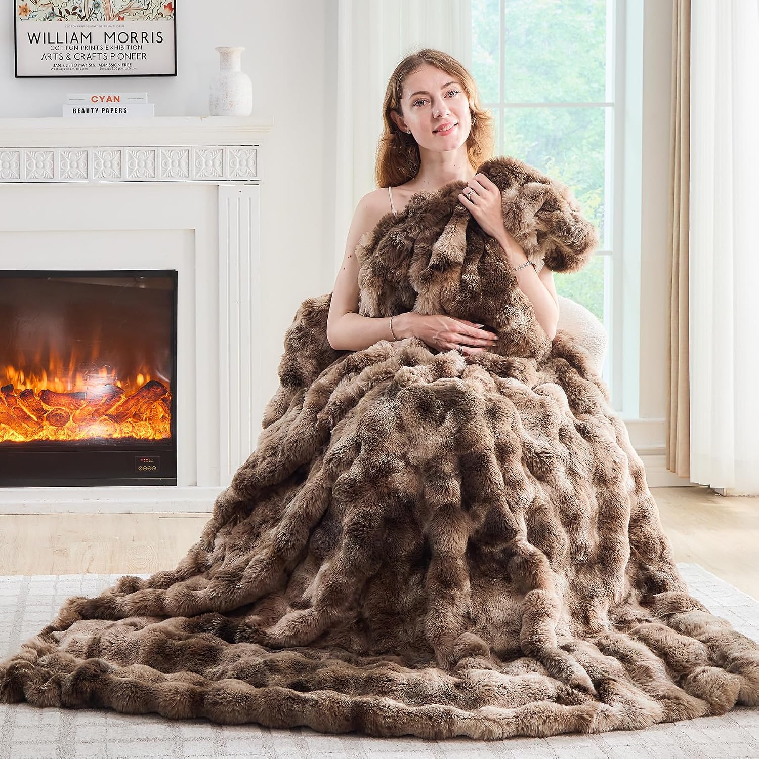 Detalle de Lotus Karen Faux Fur Throw Blanket with Soft Bubble Texture