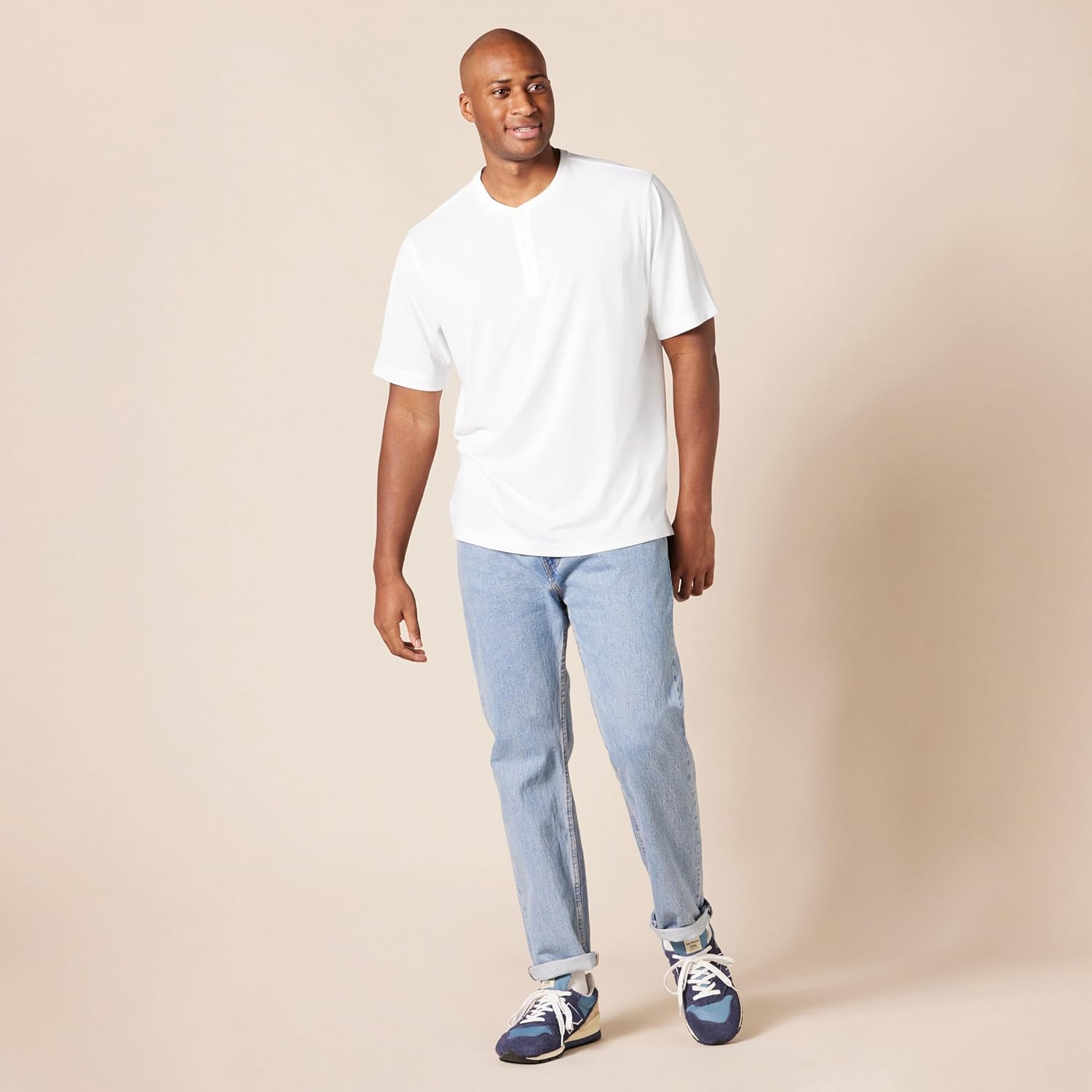 Thumbnail 6 de Amazon Essentials Men’s Regular-Fit Quick-Dry Short-Sleeved Henley T-Shirt