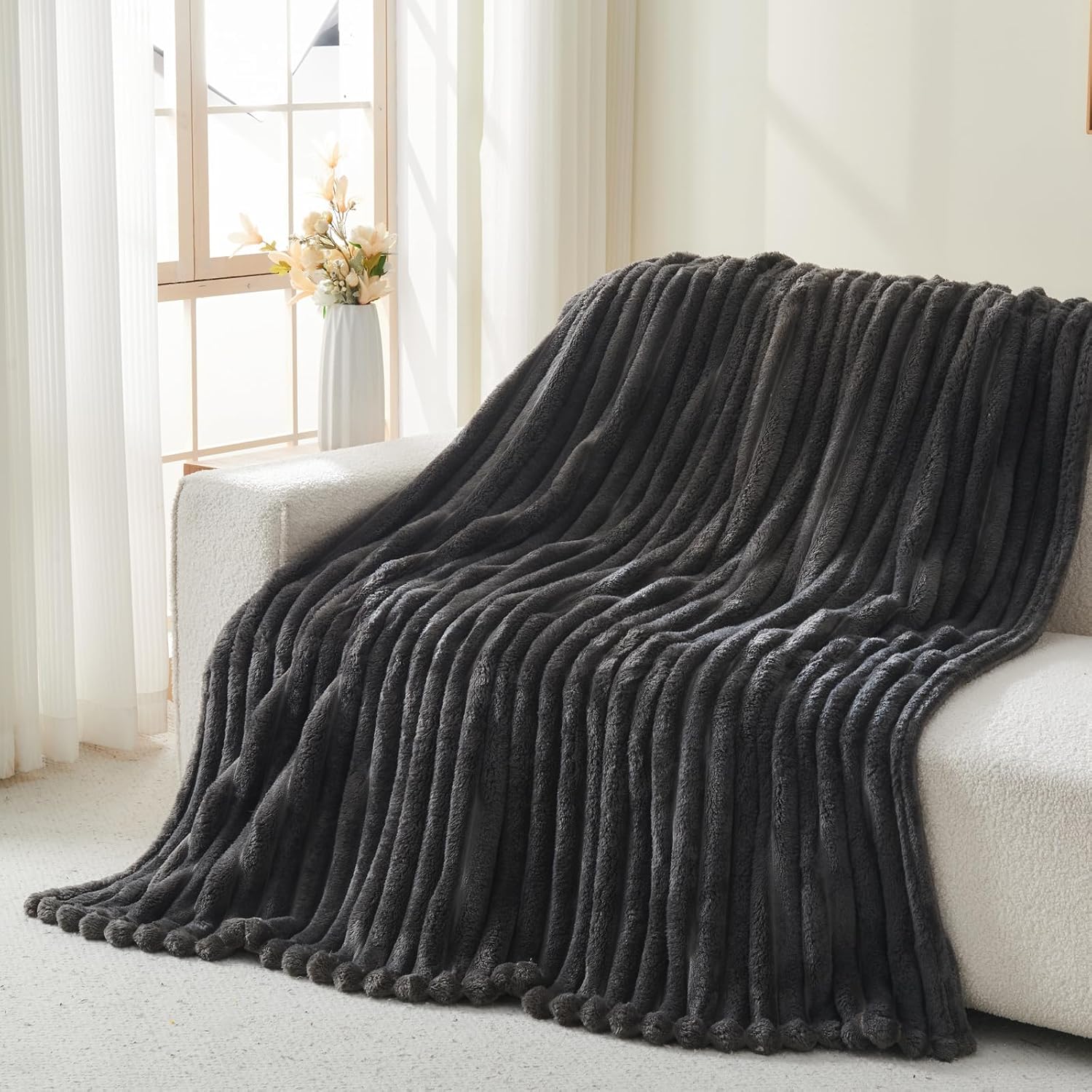 Detalle 2 de Deamsure 50" x 60" Dark Grey 3D Ribbed Polyester Fleece Throw Blanket
