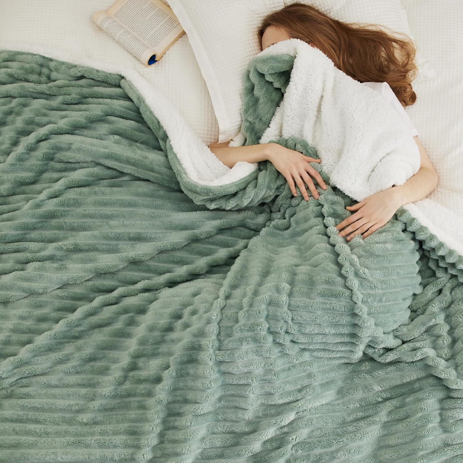 Detalle 2 de Bedsure Corduroy Sherpa Blanket, Queen 90 x 90 Inches, Sage Green