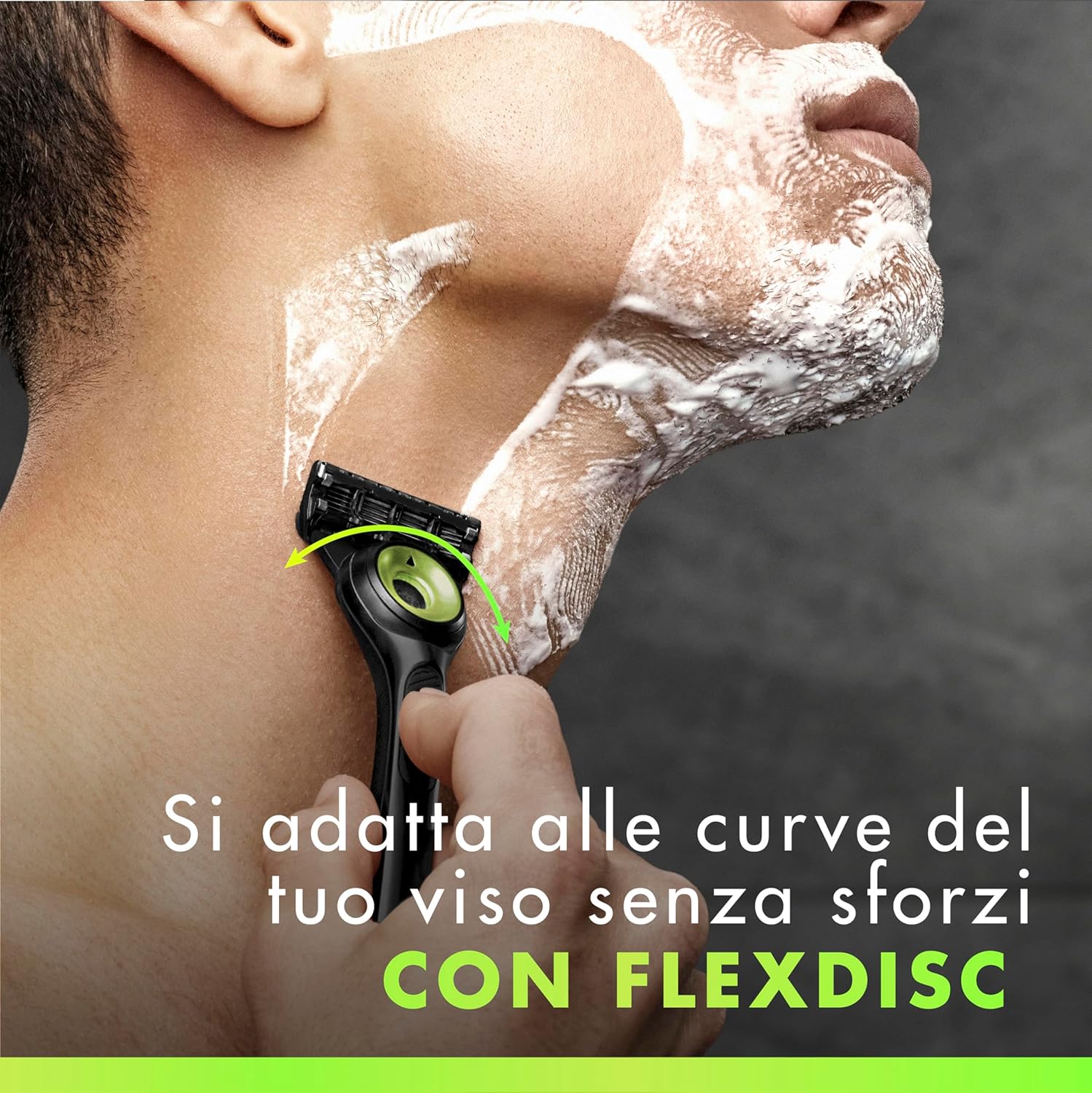 Thumbnail 4 de Gillette Labs UEFA Champions League Special Edition: rasoio a mano libera con barra esfoliante, 1 manico + 8 lamette e base magnetica premium