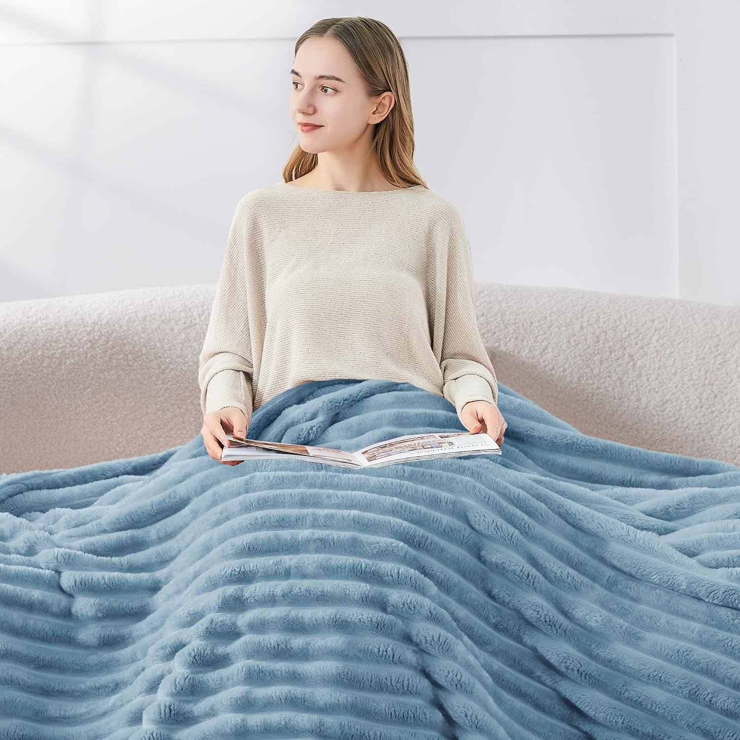 Detalle 2 de BEDELITE Light Blue Fleece Throw Blanket, 50 x 60 in, 300 GSM Stripes