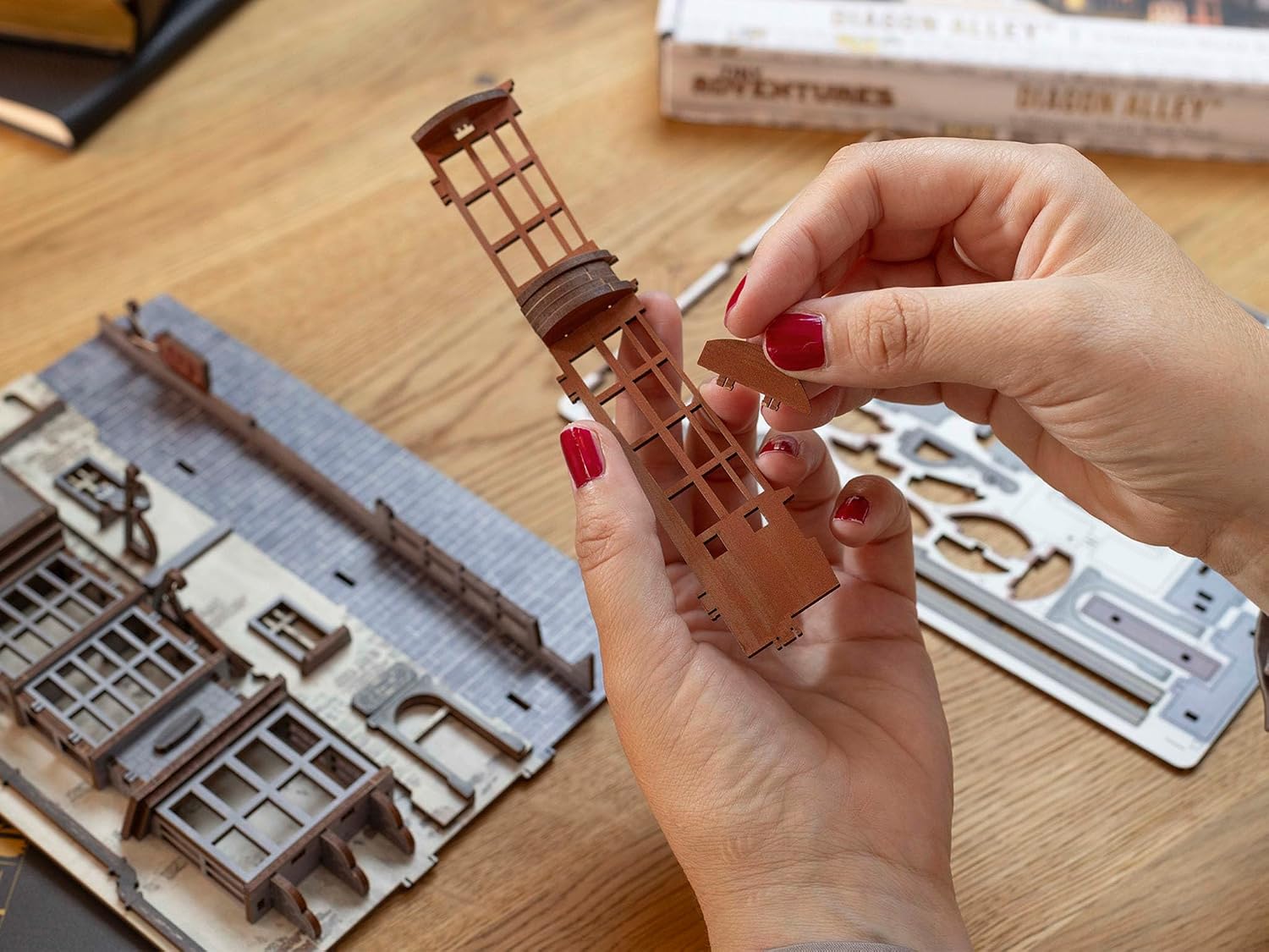 Detalle 2 de Revell Tiny Adventures Diagon Alley Harry Potter Book Nook, 202-delig