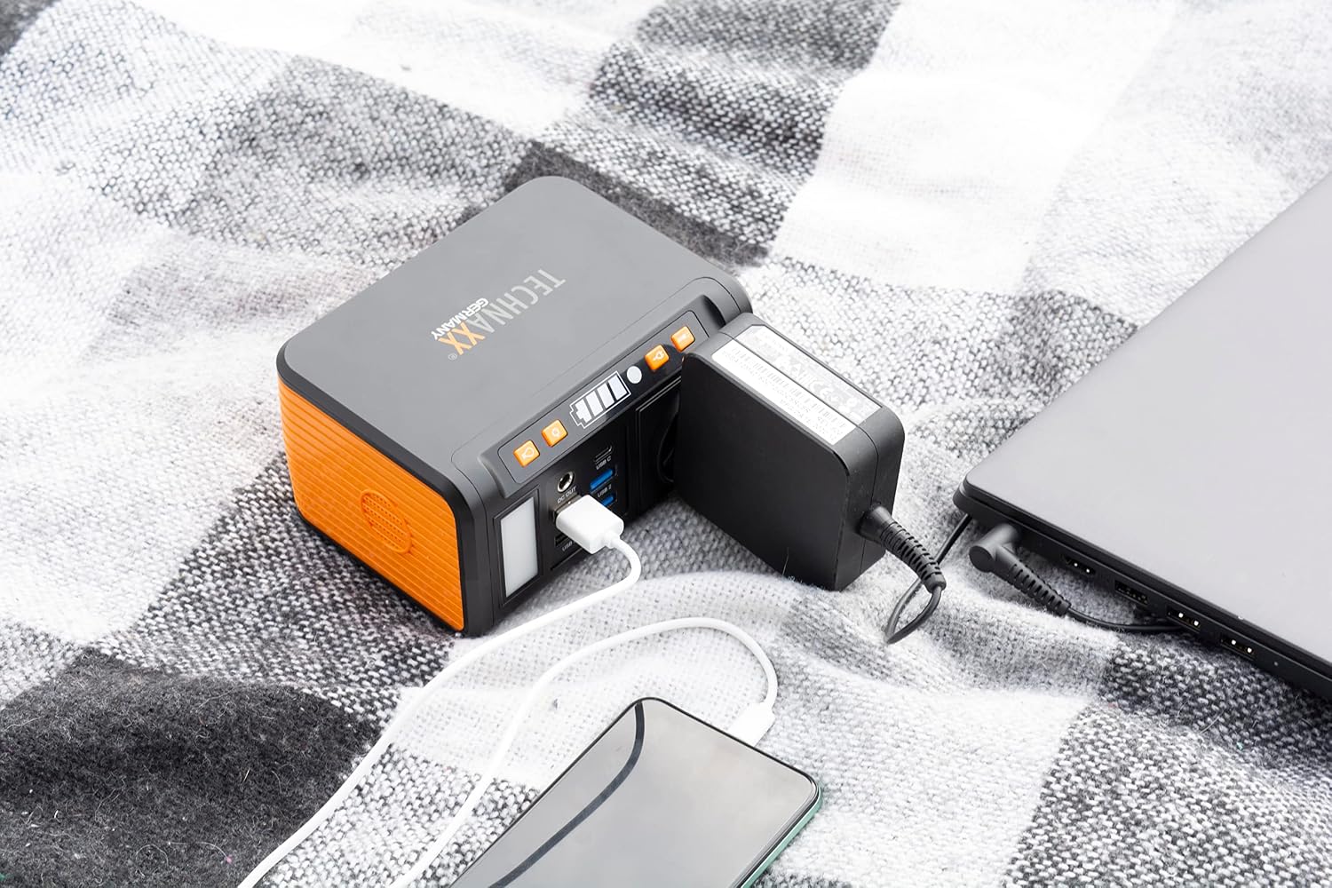 Detalle de Technaxx Mini Power Station TX-205+ 74Wh 80W: power bank portatile con uscita 230V, USB-C PD e ricarica solare