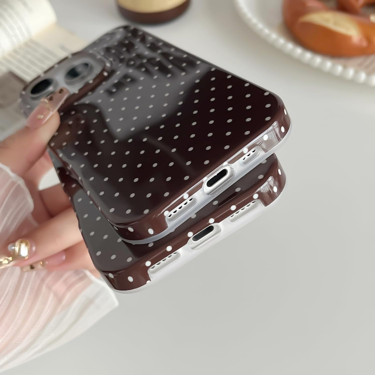 Detalle 1 de iPhone 16 Pro polka dot case