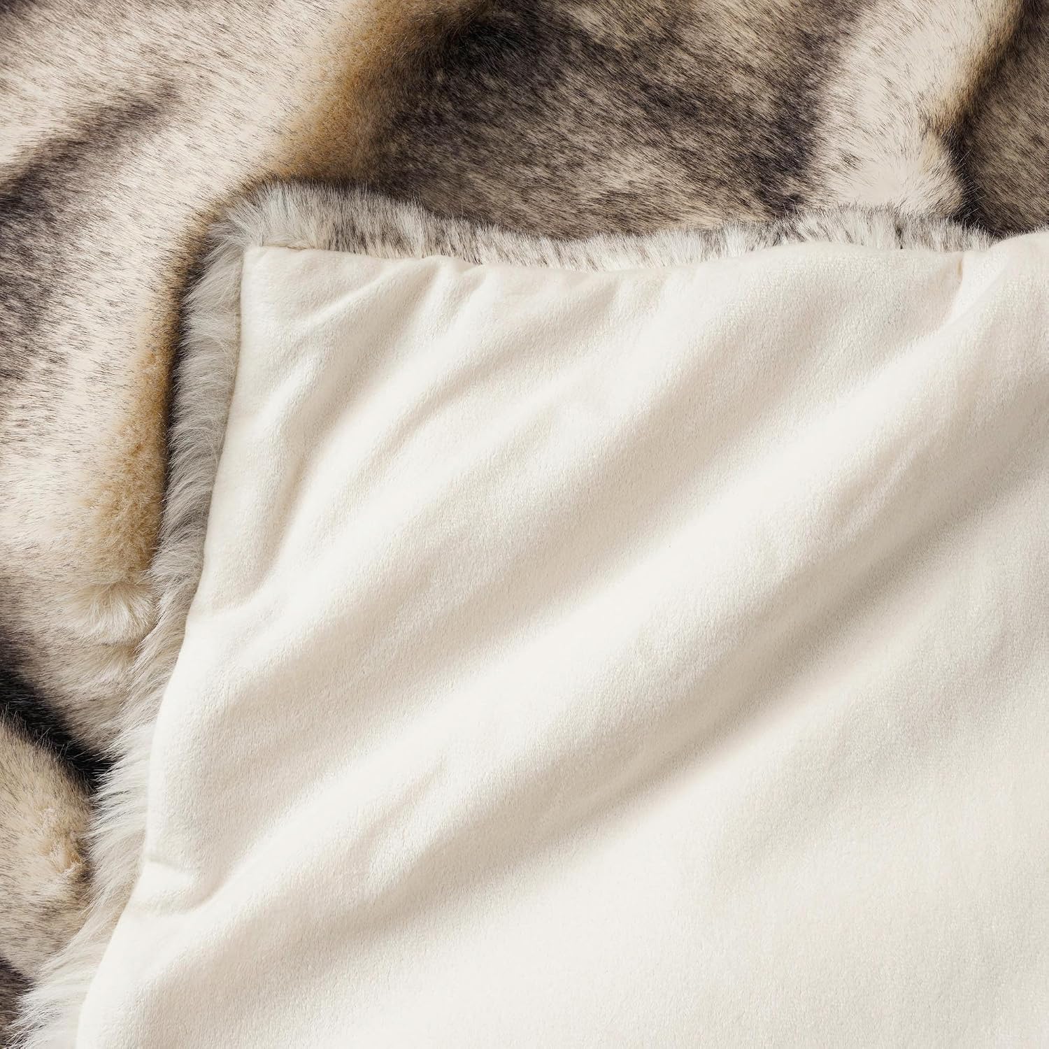 Detalle 2 de Battilo Luxury Faux Fur Throw Blanket, 50" x 60", Black-Tipped Reversible