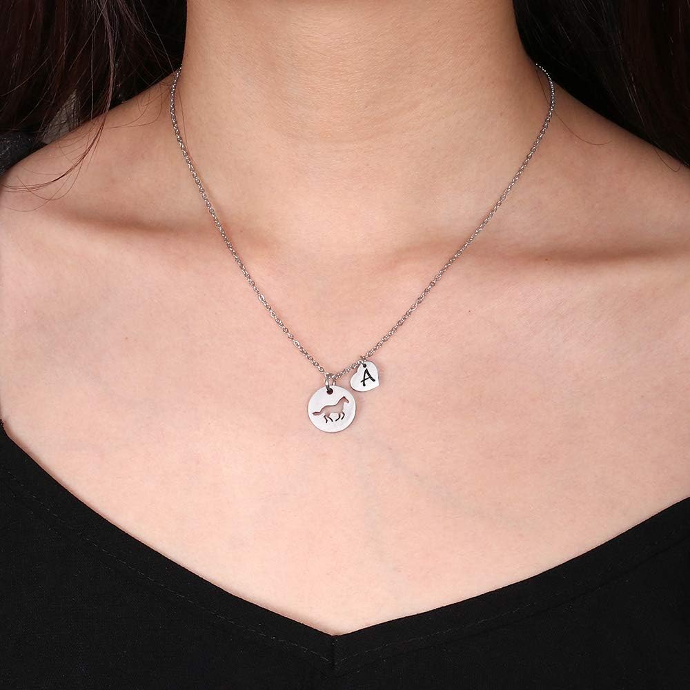 Detalle 2 de TINGN Pferde Mädchen Geschenk – Personalisierte Pferde-Kette aus Edelstahl mit Herzbuchstaben