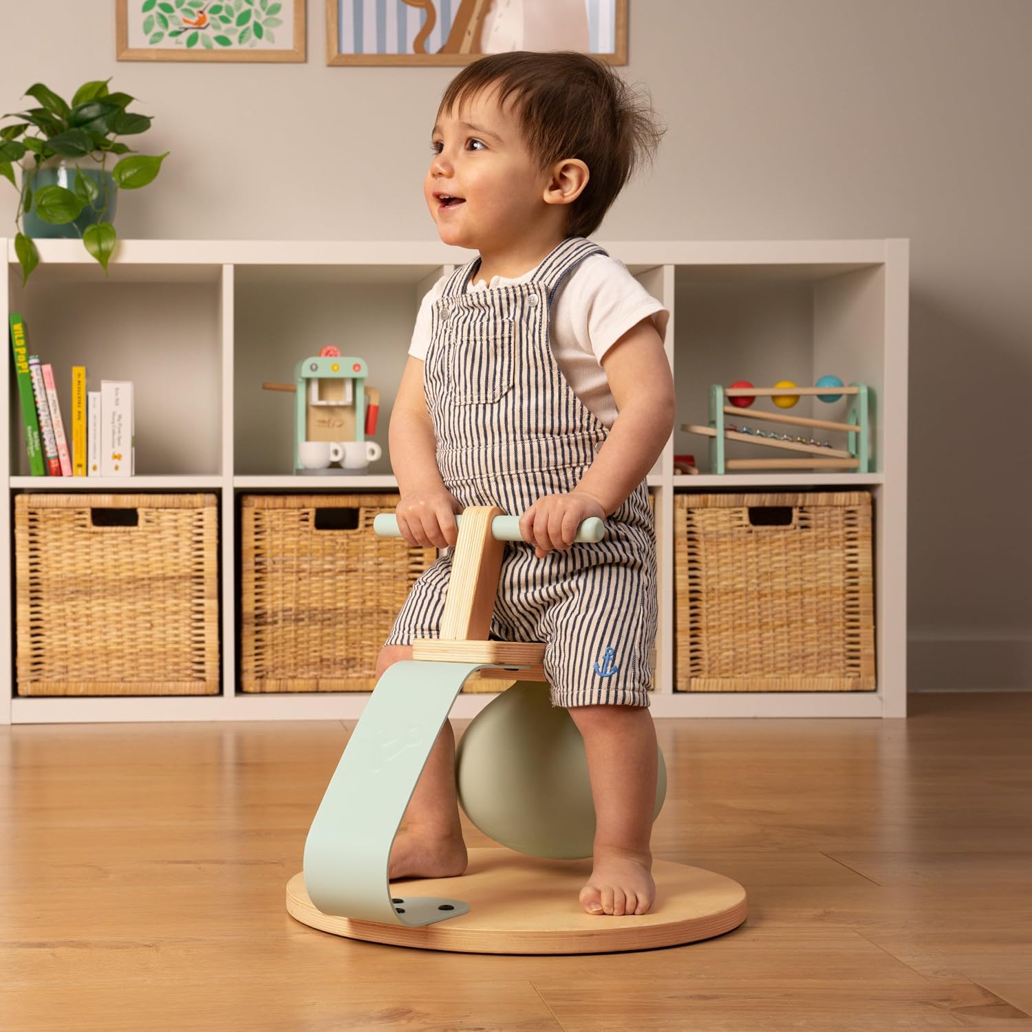 Detalle 2 de TP Toys Active Tots Wooden Toddler Bouncer: durable FSC wooden jumper for 12+ months
