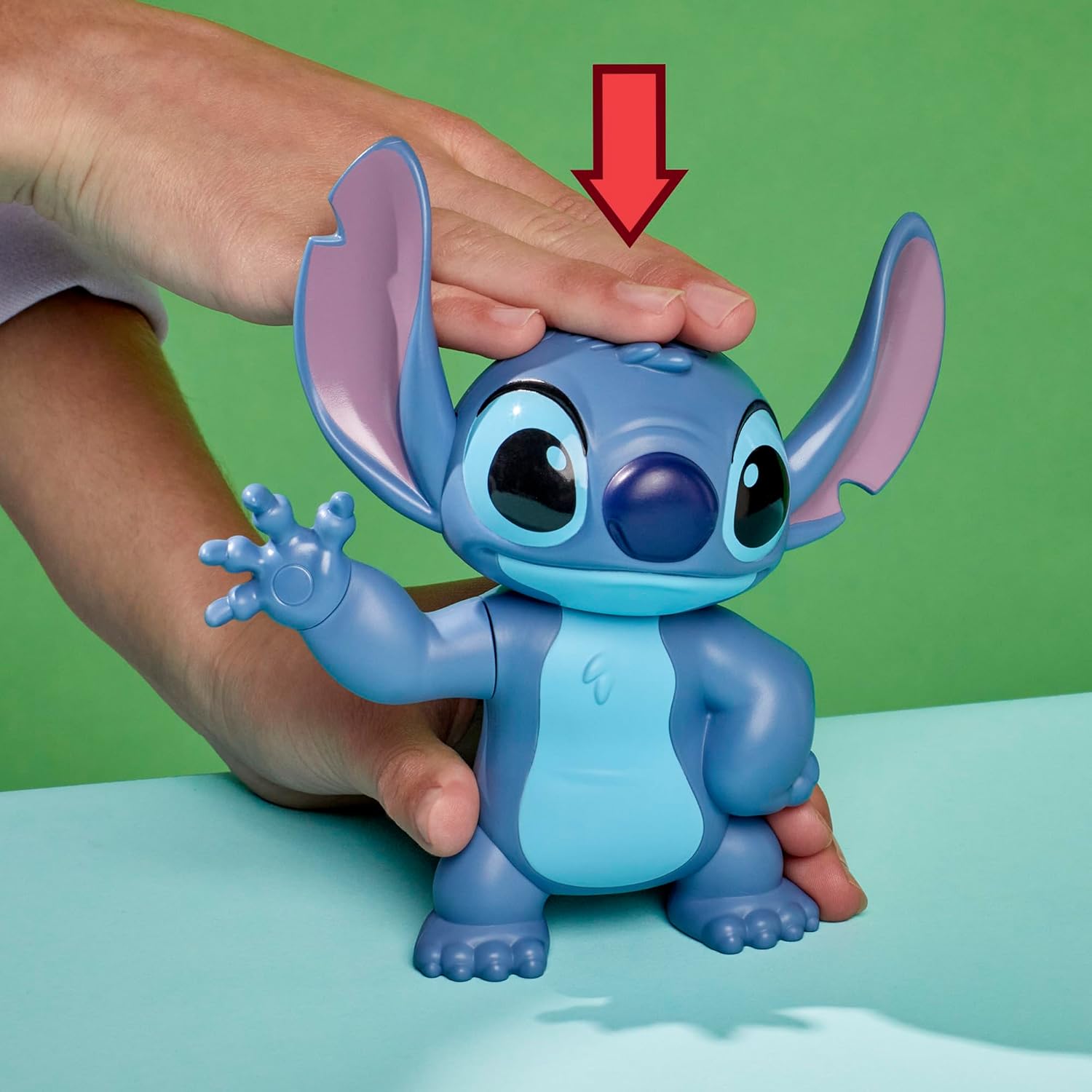 Detalle 2 de Bop It! Disney Stitch Electronic interactive sequence game with Voice of Stitch (Ages 8+)
