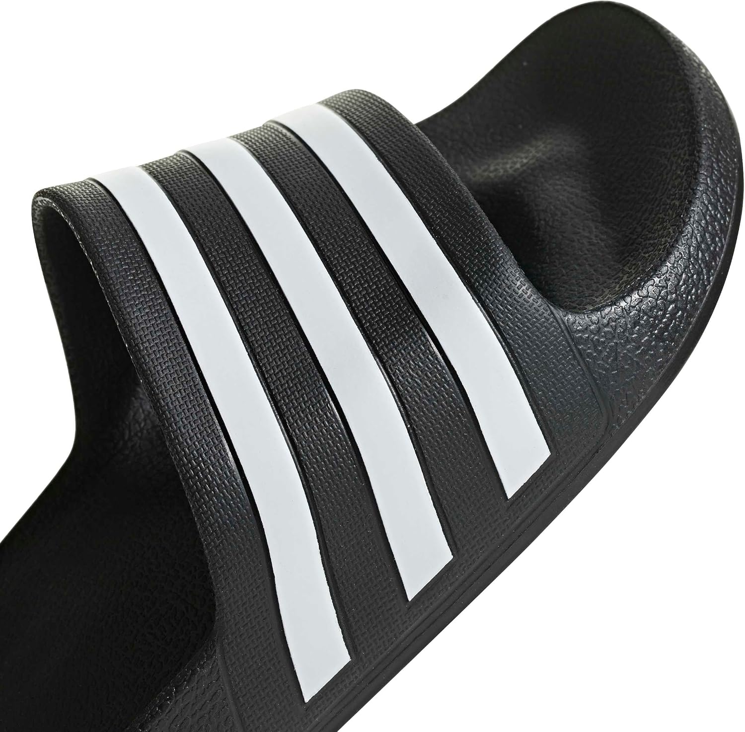 Detalle 2 de adidas Adilette Aqua Dusch- & Badeschuhe Schwarz – Bequeme Begleiter für Wasser- und Strandmomente