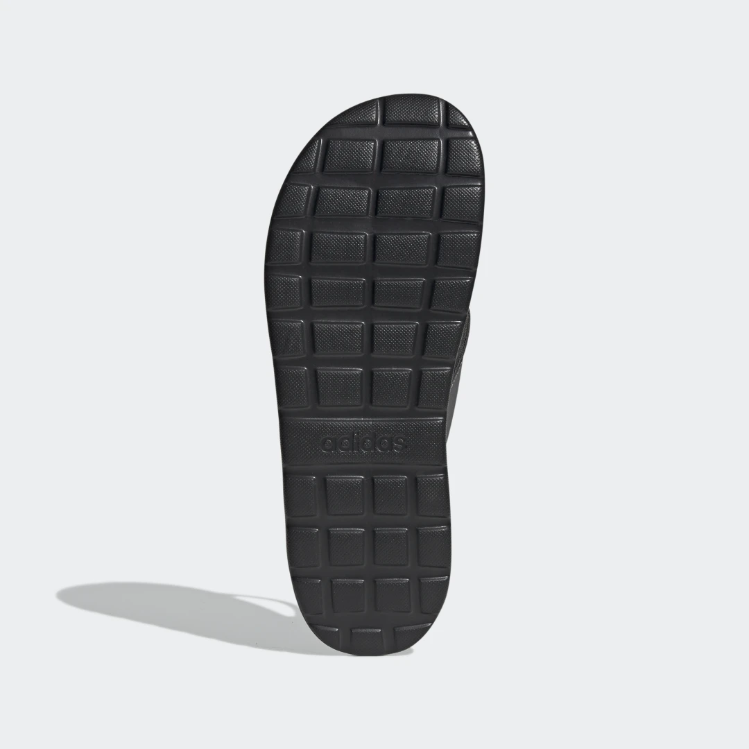 Detalle de Chancla hawaiana Comfort de Adidas – color negro
