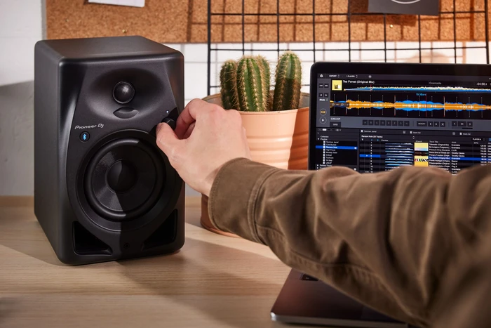 Thumbnail 1 de Pioneer DJ DM-40D-BT Schwarz – Aktive Studio-Lautsprecher mit 4-Zoll-Woofer und Bluetooth