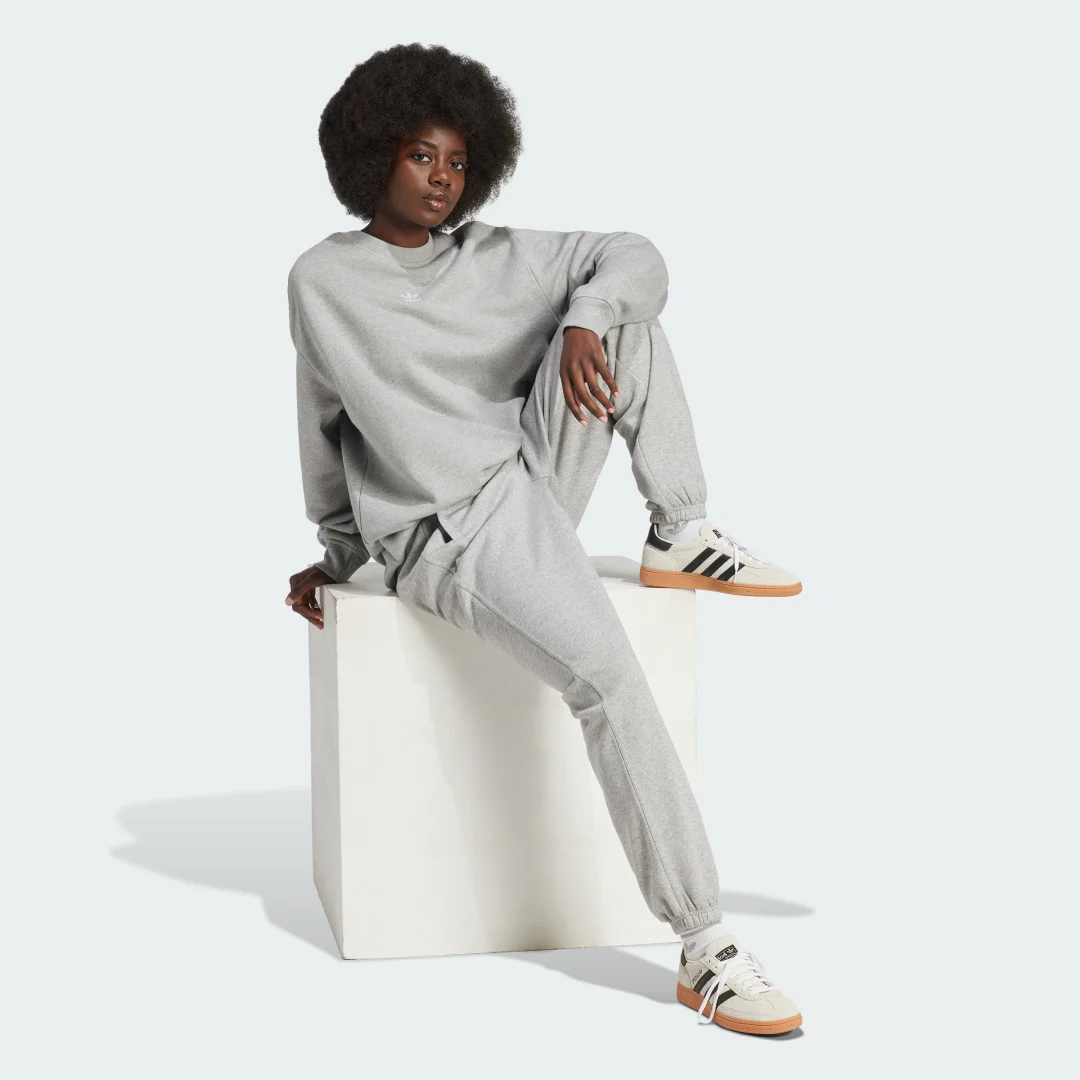 Detalle de adidas Essentials Fleece Loose: pantalón gris de estilo suelto