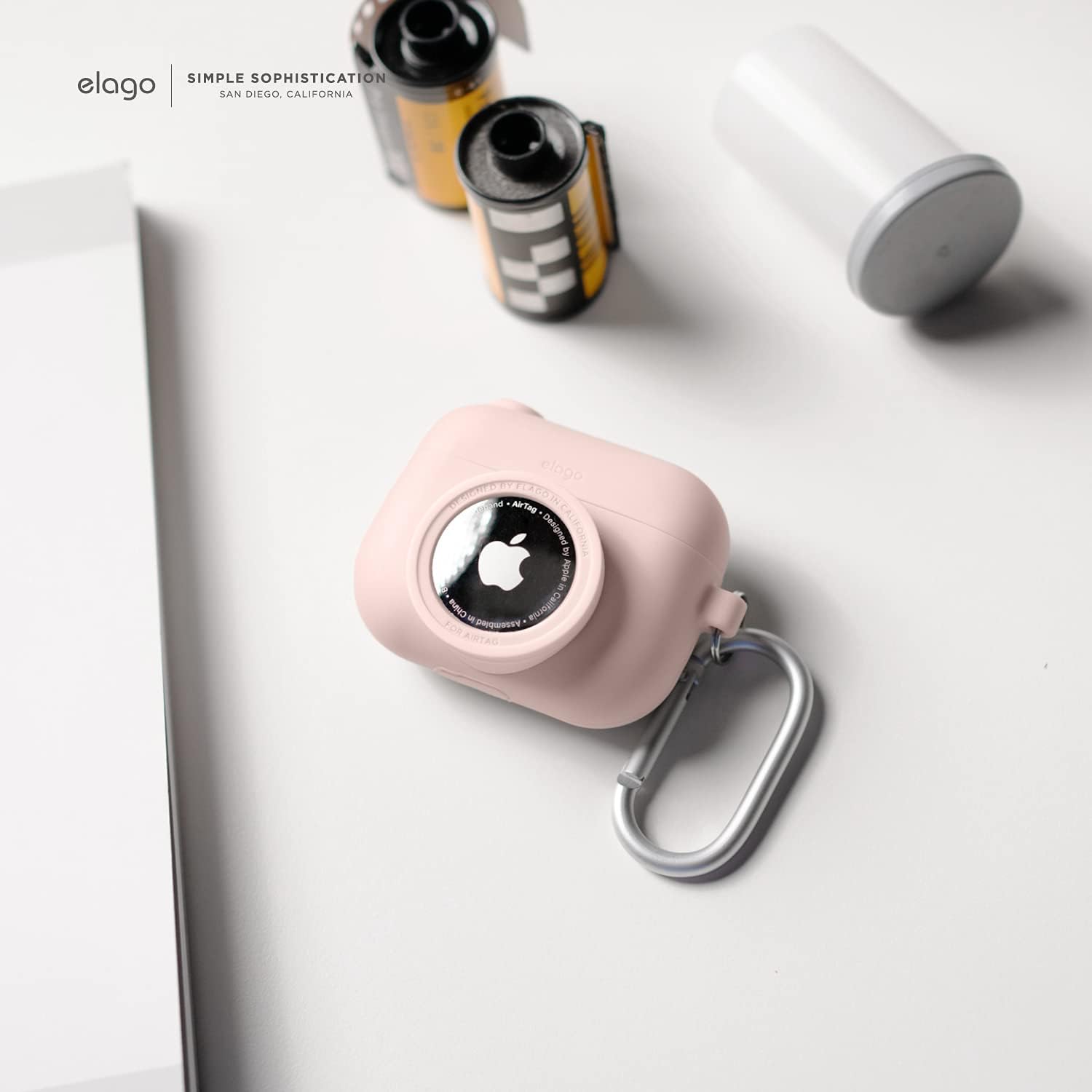 Detalle de elago Coque instantanée pour AirPods Pro avec emplacement AirTag et porte-clés (Rose des Sables) — design “appareil photo”