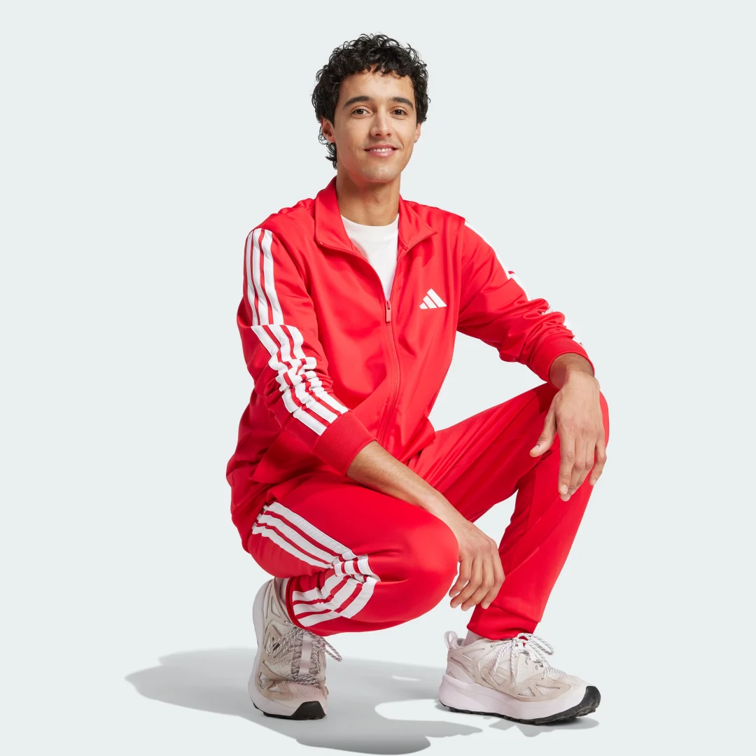 Detalle de CHÁNDAL DAYREADY de Adidas (Rojo) – estética urbana y comodidad para el día a día
