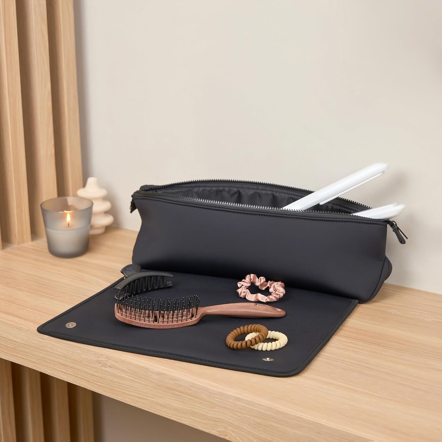 Detalle de Barefoot Caribou Hair Tools Travel Bag and Heat Resistant Mat (15.5")