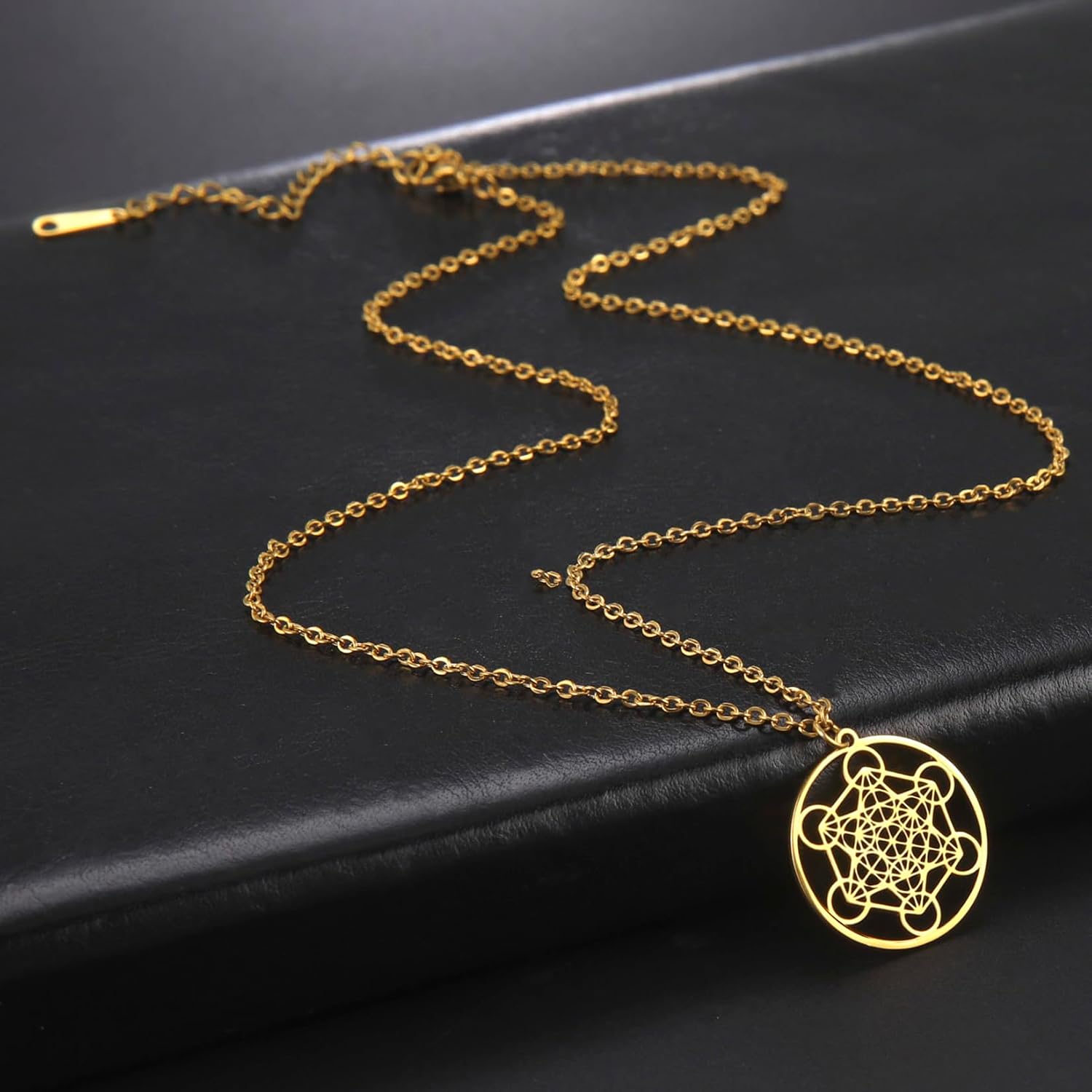 Detalle 2 de EUEAVAN Metatrons Würfel Halskette mit Metatron-Anhänger aus Edelstahl – spiritueller Schutz & heilige Geometrie