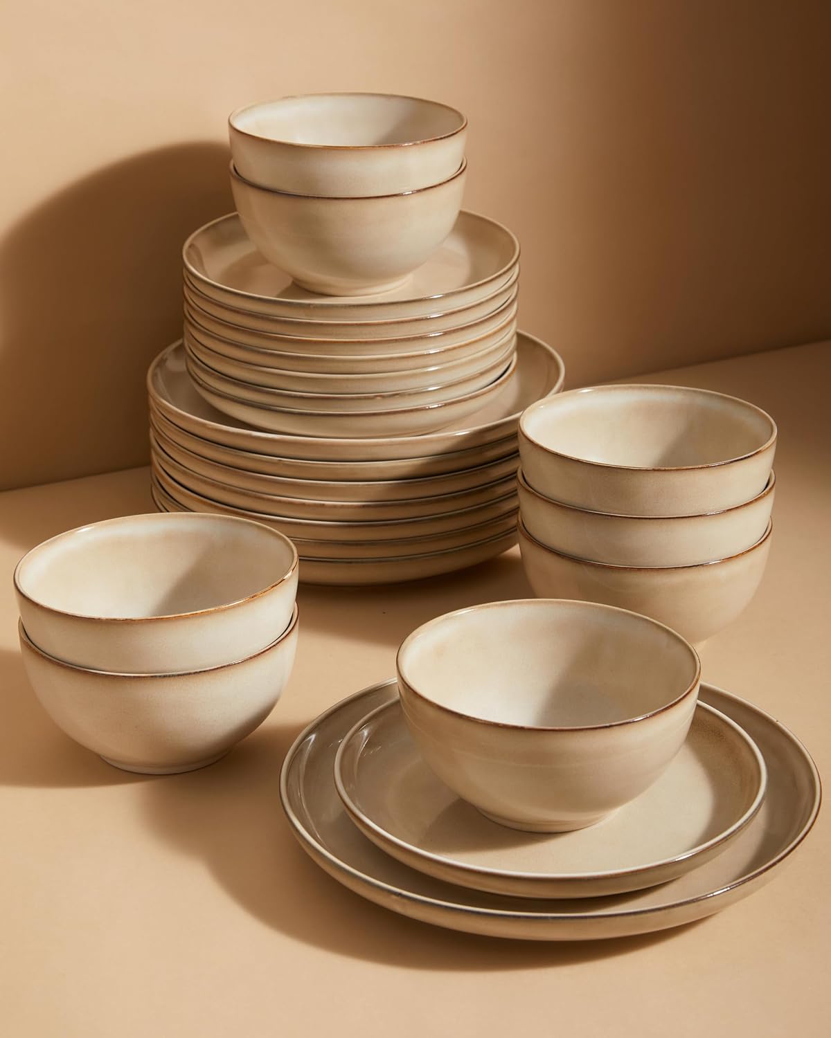 Detalle de Pokini 24-Piece Dinnerware Set for 8: Modern Stoneware in Mocha Beige