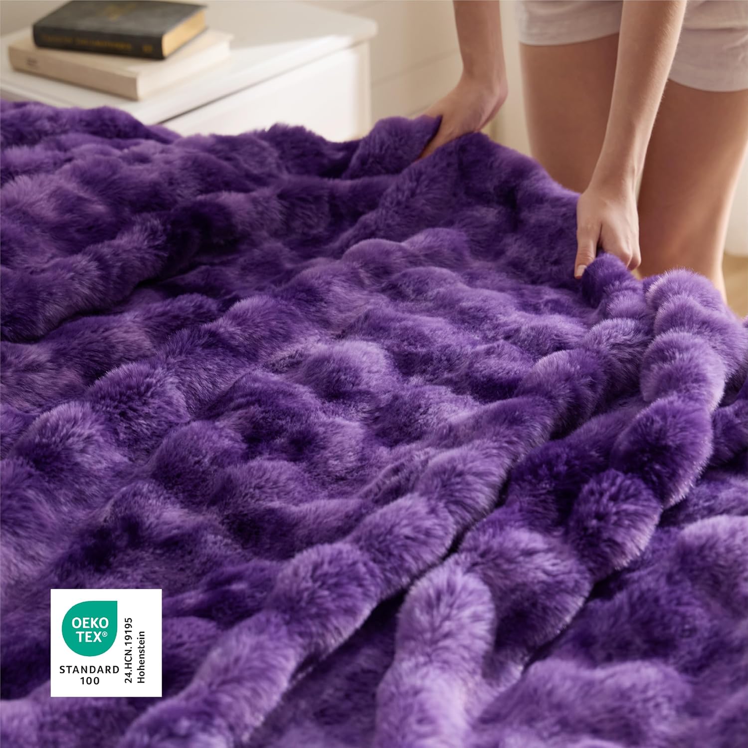 Detalle de Bedsure Faux Rabbit Fur Blanket, King 104" x 90", Tie-Dye Purple