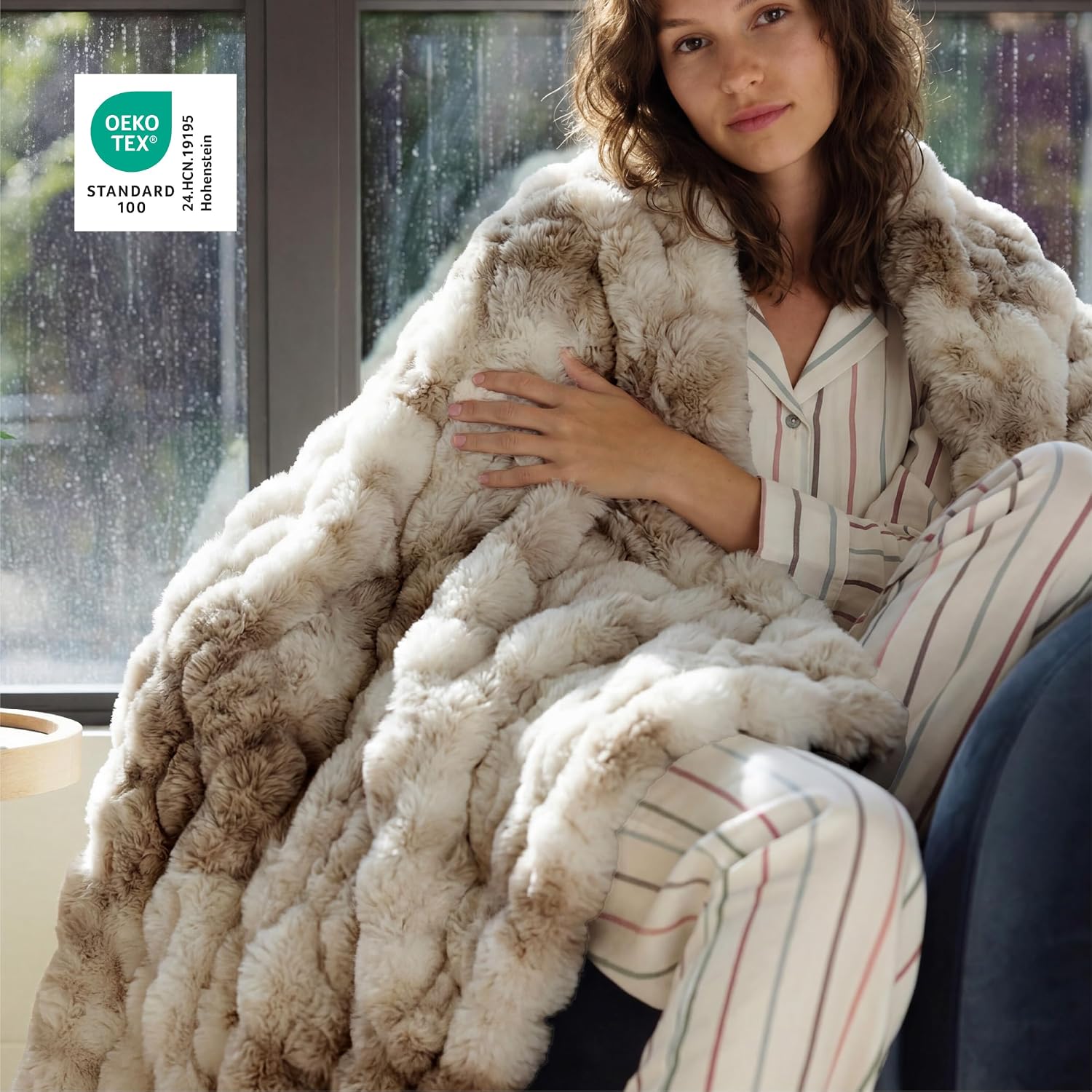 Detalle de Bedsure Faux Fur Blanket, 60" x 80
