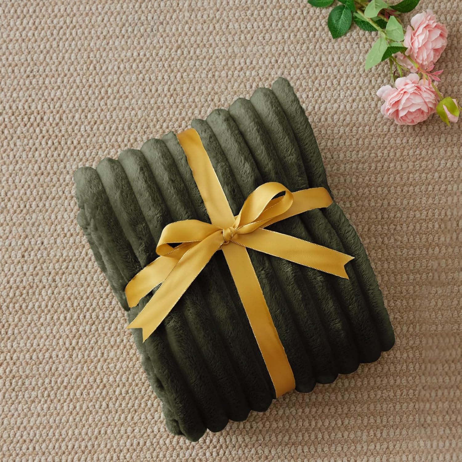 Detalle de BEDELITE Fleece Throw Blanket for Couch – 300GSM Soft & Warm Olive Green Stripe
