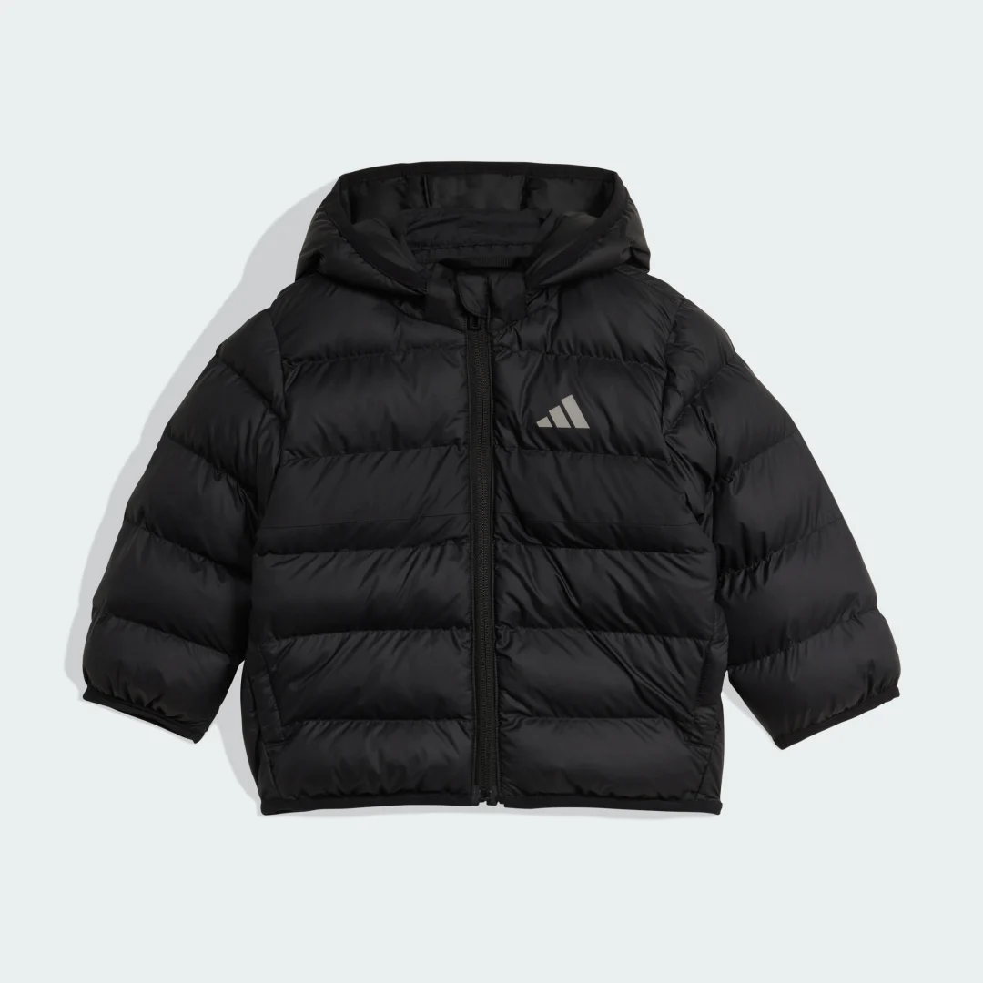 Detalle de Anorak de plumón sintético Adidas: negro, ligero y versátil para el día a día