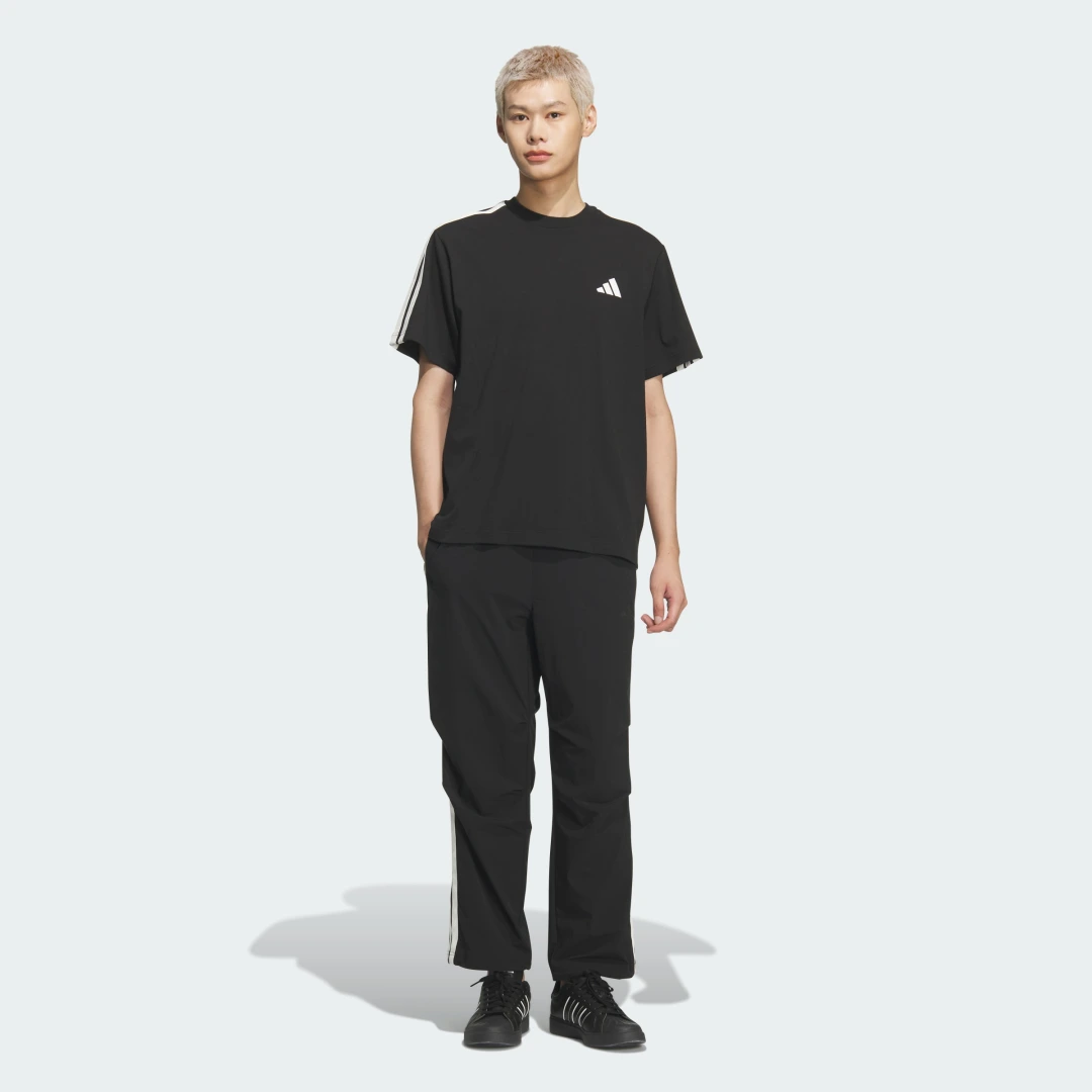 Detalle de Adidas Camiseta ST 3ST P/V en Negro: estilo básico, comodidad diaria