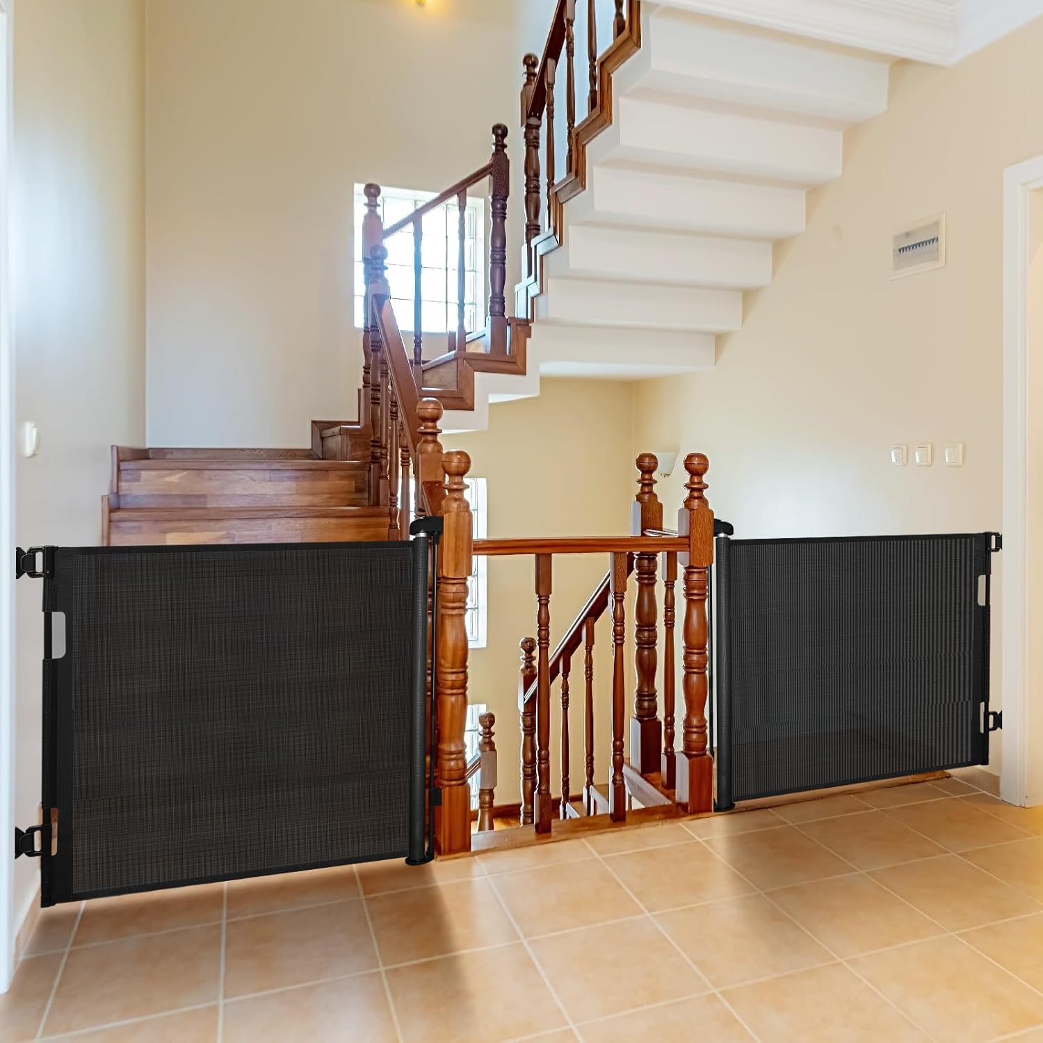 Thumbnail 1 de Retractable Mesh Safety Baby or Dog Gate (86cm tall), expands to 140cm wide – Black, 2 pack