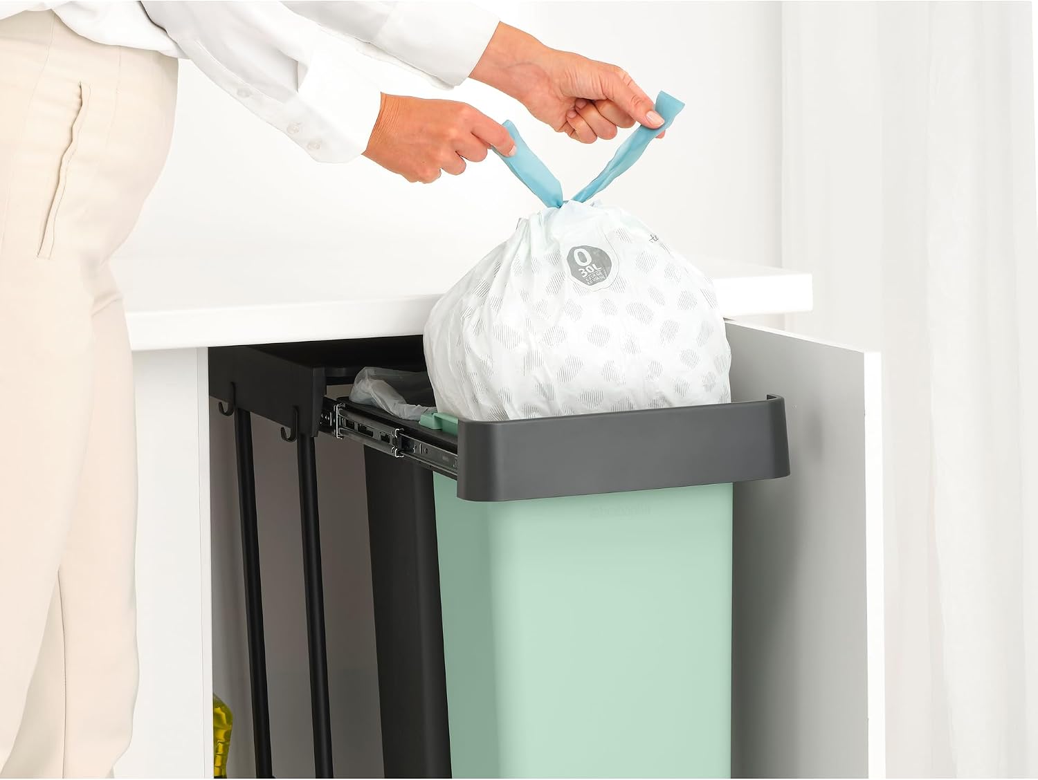 Detalle de Brabantia Sort & Go uitschuifbare inbouwprullenbak 2 x 30 liter, grijs-groen