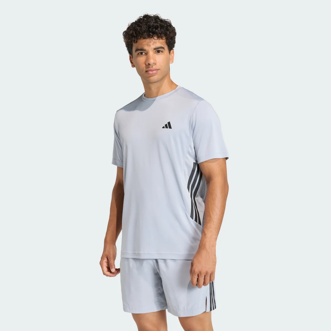Detalle de Adidas Tech Essentials 3 Stripes, camiseta de entrenamiento gris