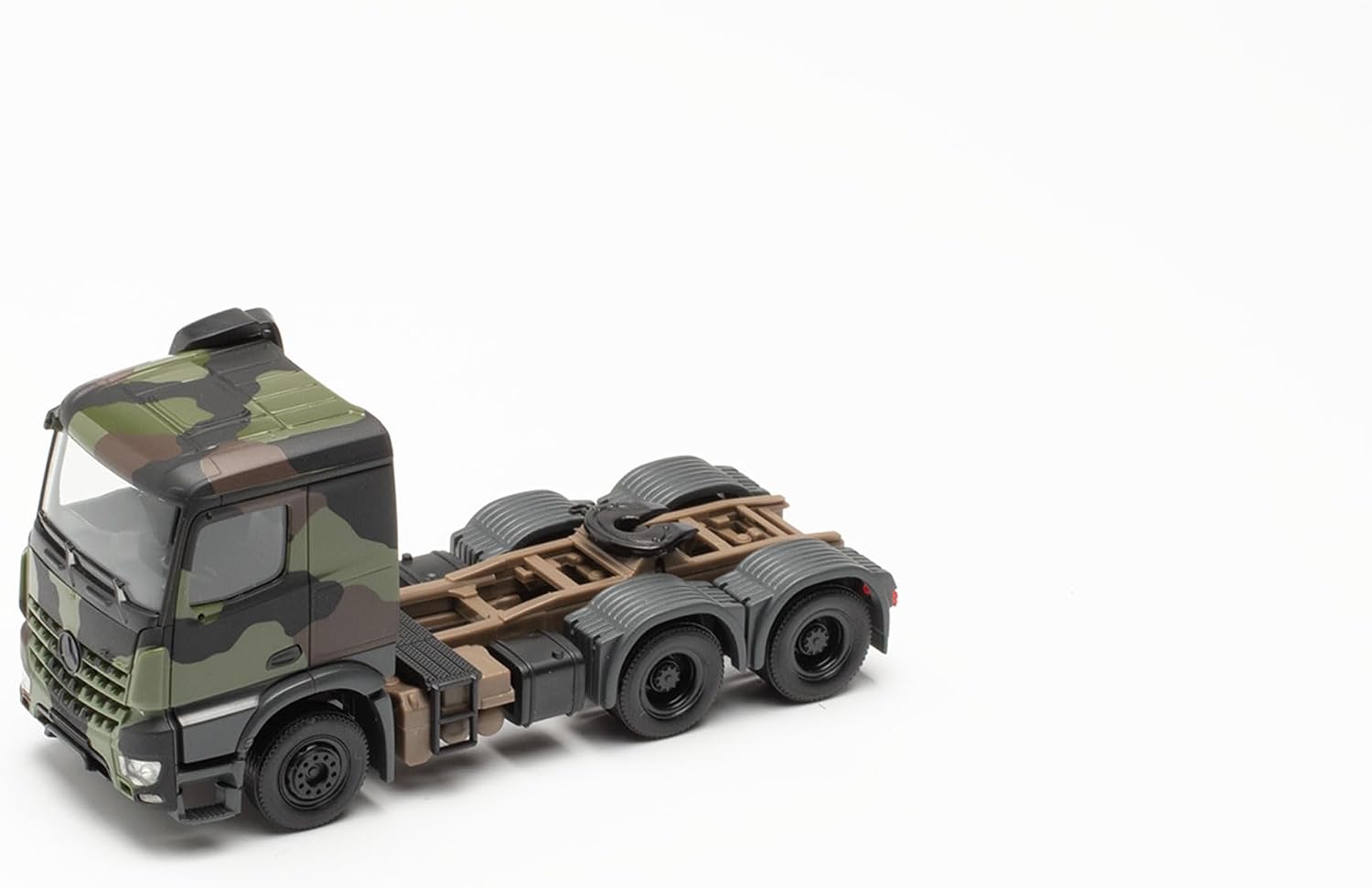 Detalle de Herpa Mercedes-Benz Arocs 6x4 – model ciężarówki 1:87 z dźwigiem i kamuflażem