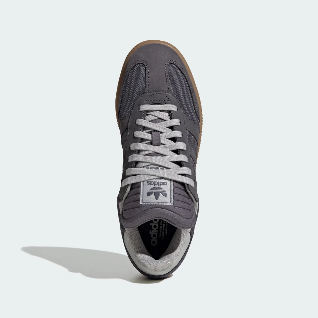 Detalle de ZAPATILLA SAMBA XLG de Adidas: estilo clásico con enfoque práctico