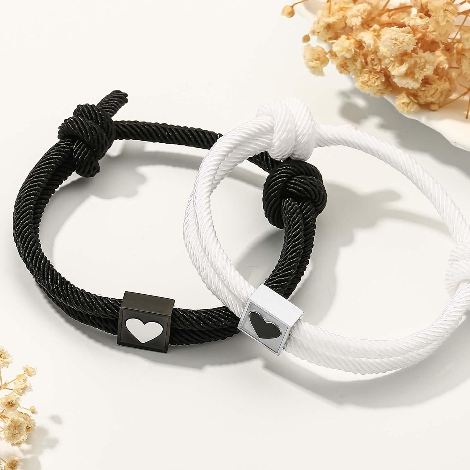 Detalle de Valentin Geschenk Frau – Pärchen Armbänder | Verstellbares Rope-Armband-Duo mit Herz Anhänger