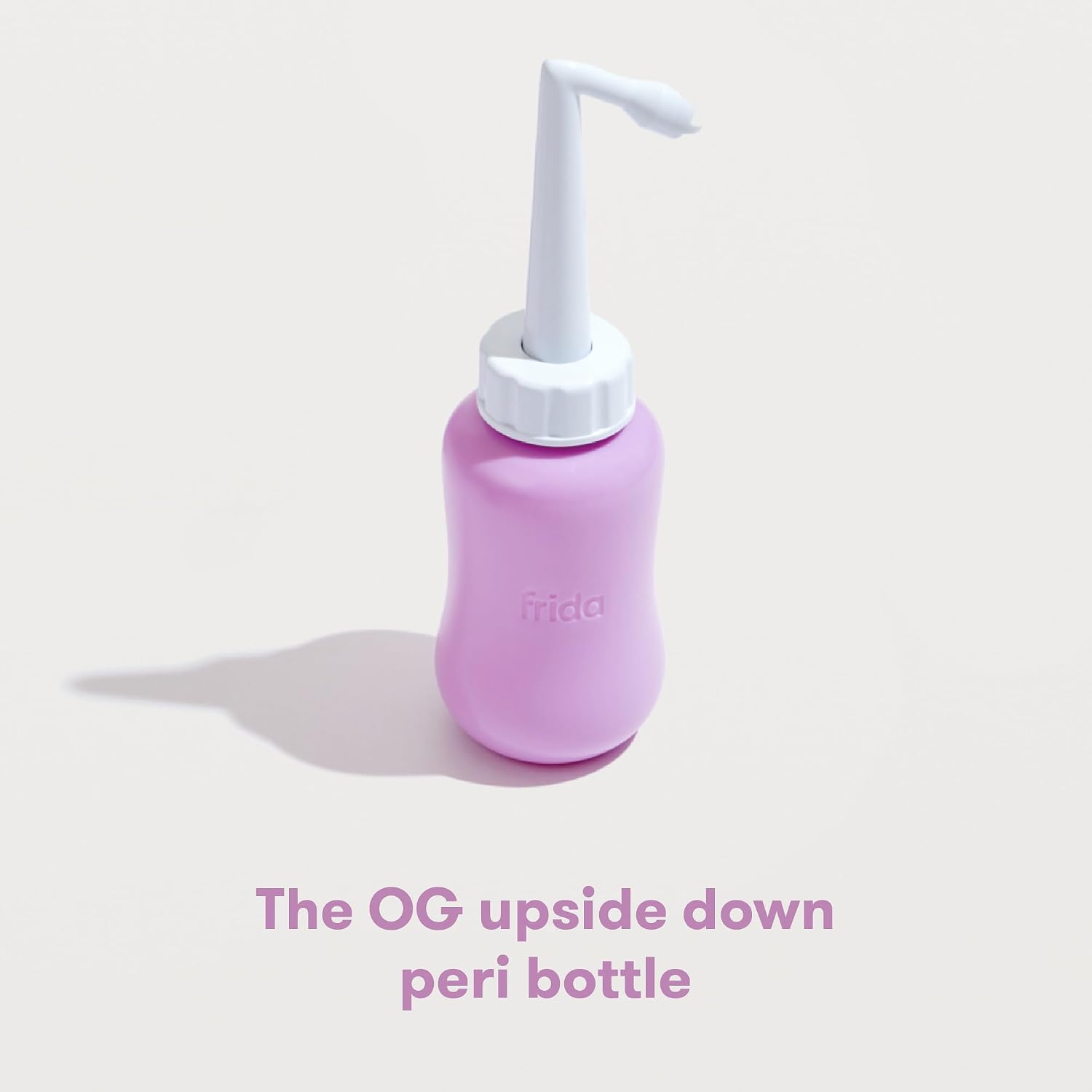Detalle 2 de Frida Mom Upside Down Peri Bottle Sprayer, with Travel Bag – Postpartum Care