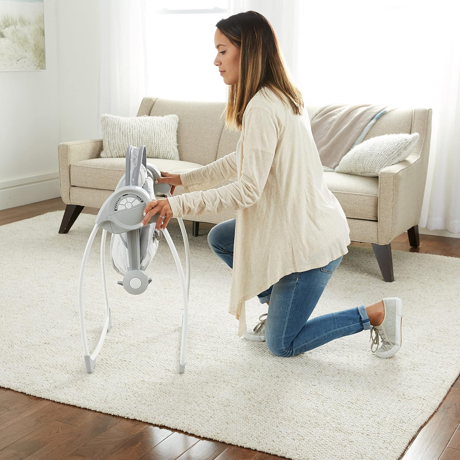 Detalle 2 de Ingenuity Balancelle Compacte Cuddle Lamb – 6 vitesses, 12 mélodies, arche amovible