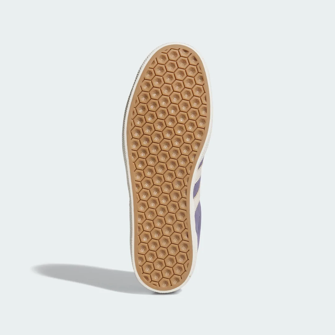 Detalle de Gazelle ADV de Adidas: Zapatilla violeta para uso diario con estilo clásico